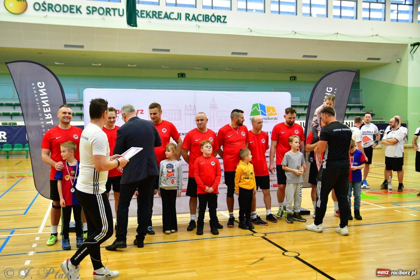 Zdjęcie w galerii na portalu naszraciborz.pl: Rodzice młodych piłkarzy rywalizowali w hali OSiR Racibórz [FOTO] wiadomości z regionu