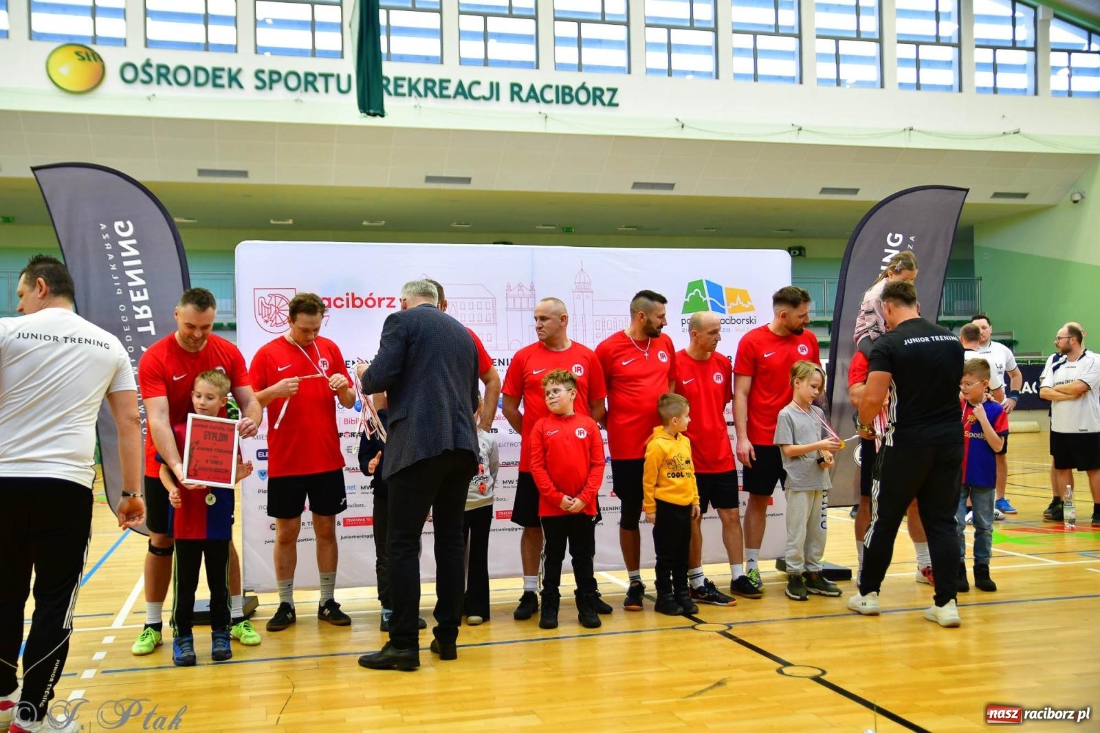 Zdjęcie w galerii na portalu naszraciborz.pl: Rodzice młodych piłkarzy rywalizowali w hali OSiR Racibórz [FOTO] wiadomości z regionu