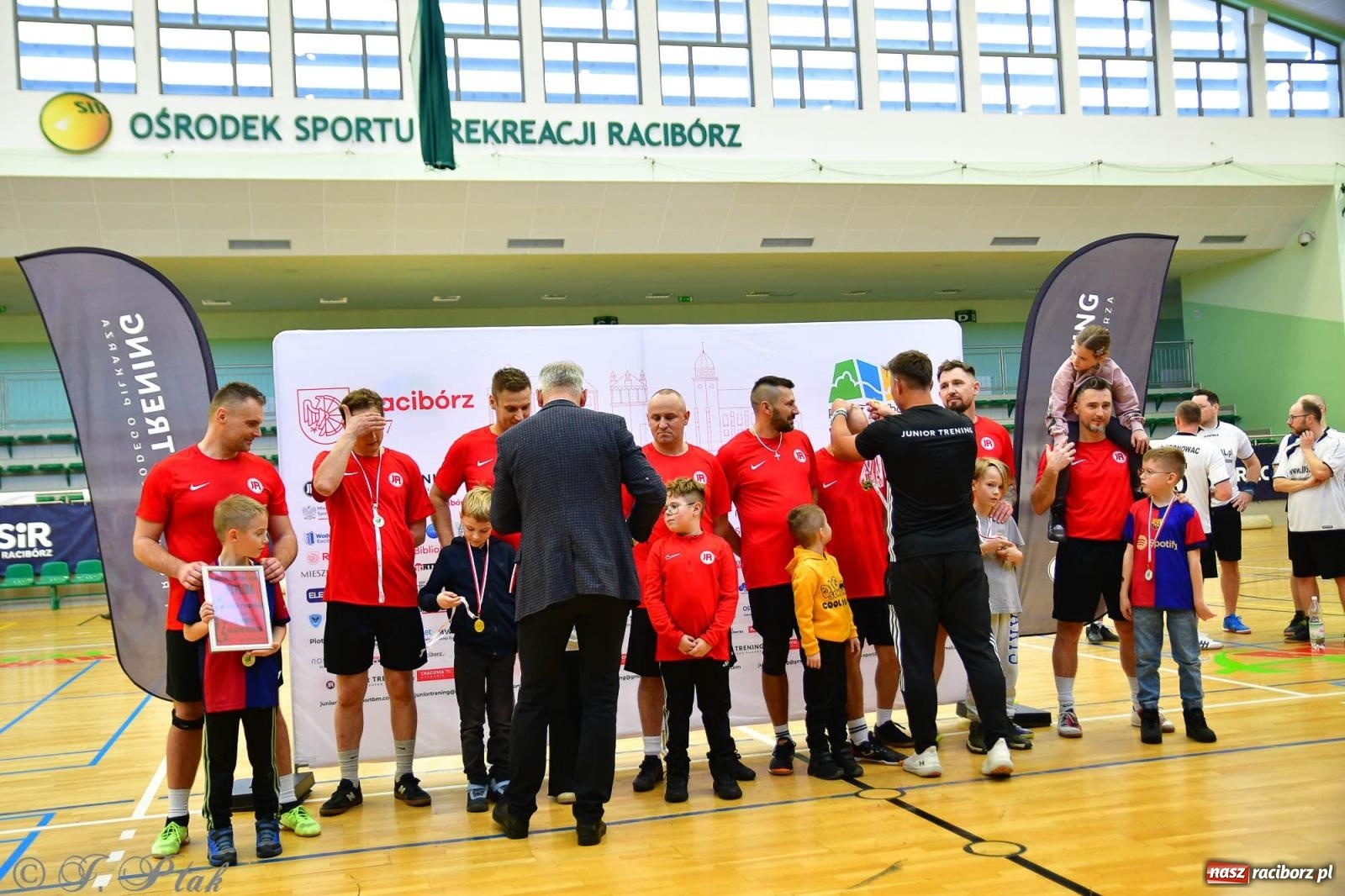 Zdjęcie w galerii na portalu naszraciborz.pl: Rodzice młodych piłkarzy rywalizowali w hali OSiR Racibórz [FOTO] wiadomości z regionu