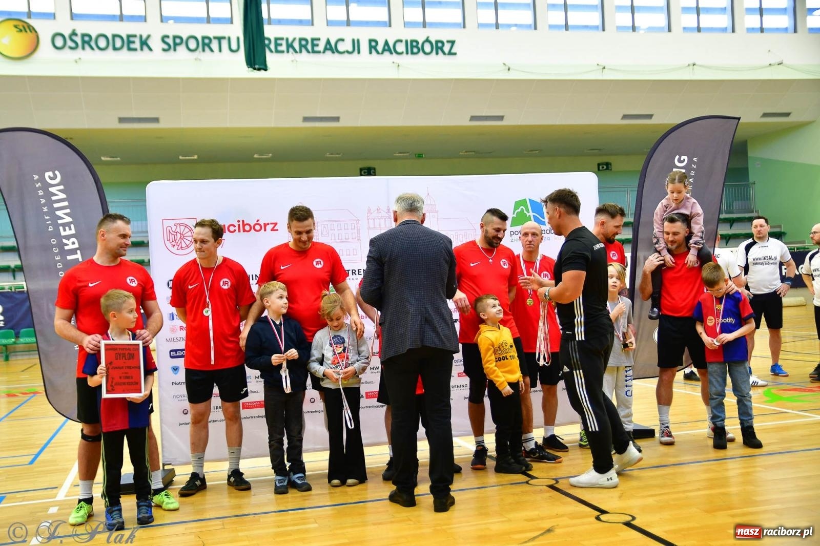 Zdjęcie w galerii na portalu naszraciborz.pl: Rodzice młodych piłkarzy rywalizowali w hali OSiR Racibórz [FOTO] wiadomości z regionu