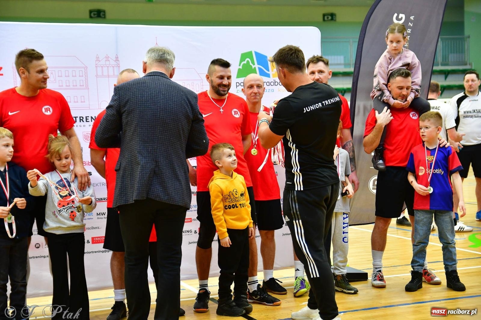 Zdjęcie w galerii na portalu naszraciborz.pl: Rodzice młodych piłkarzy rywalizowali w hali OSiR Racibórz [FOTO] wiadomości z regionu