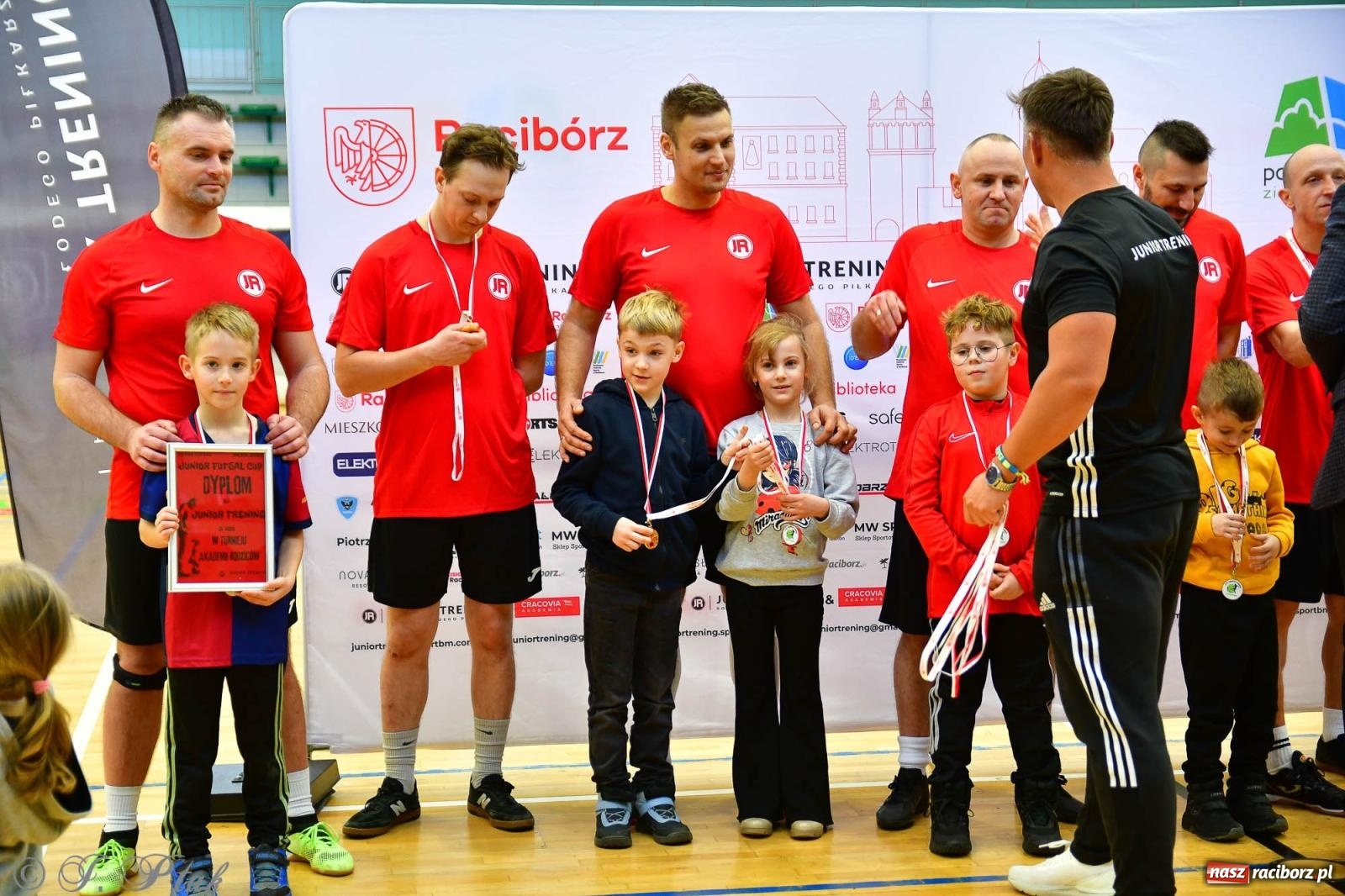 Zdjęcie w galerii na portalu naszraciborz.pl: Rodzice młodych piłkarzy rywalizowali w hali OSiR Racibórz [FOTO] wiadomości z regionu