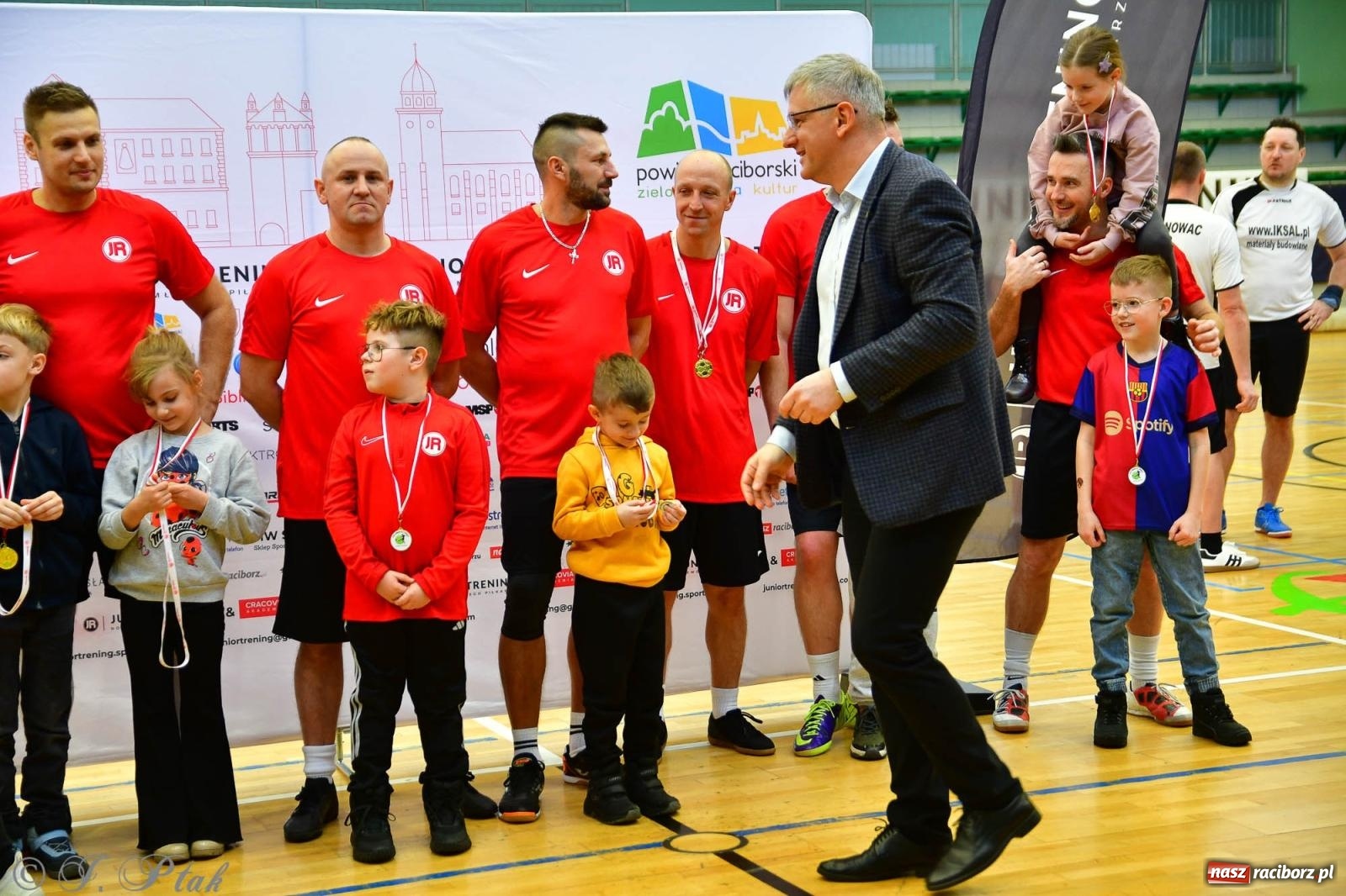 Zdjęcie w galerii na portalu naszraciborz.pl: Rodzice młodych piłkarzy rywalizowali w hali OSiR Racibórz [FOTO] wiadomości z regionu