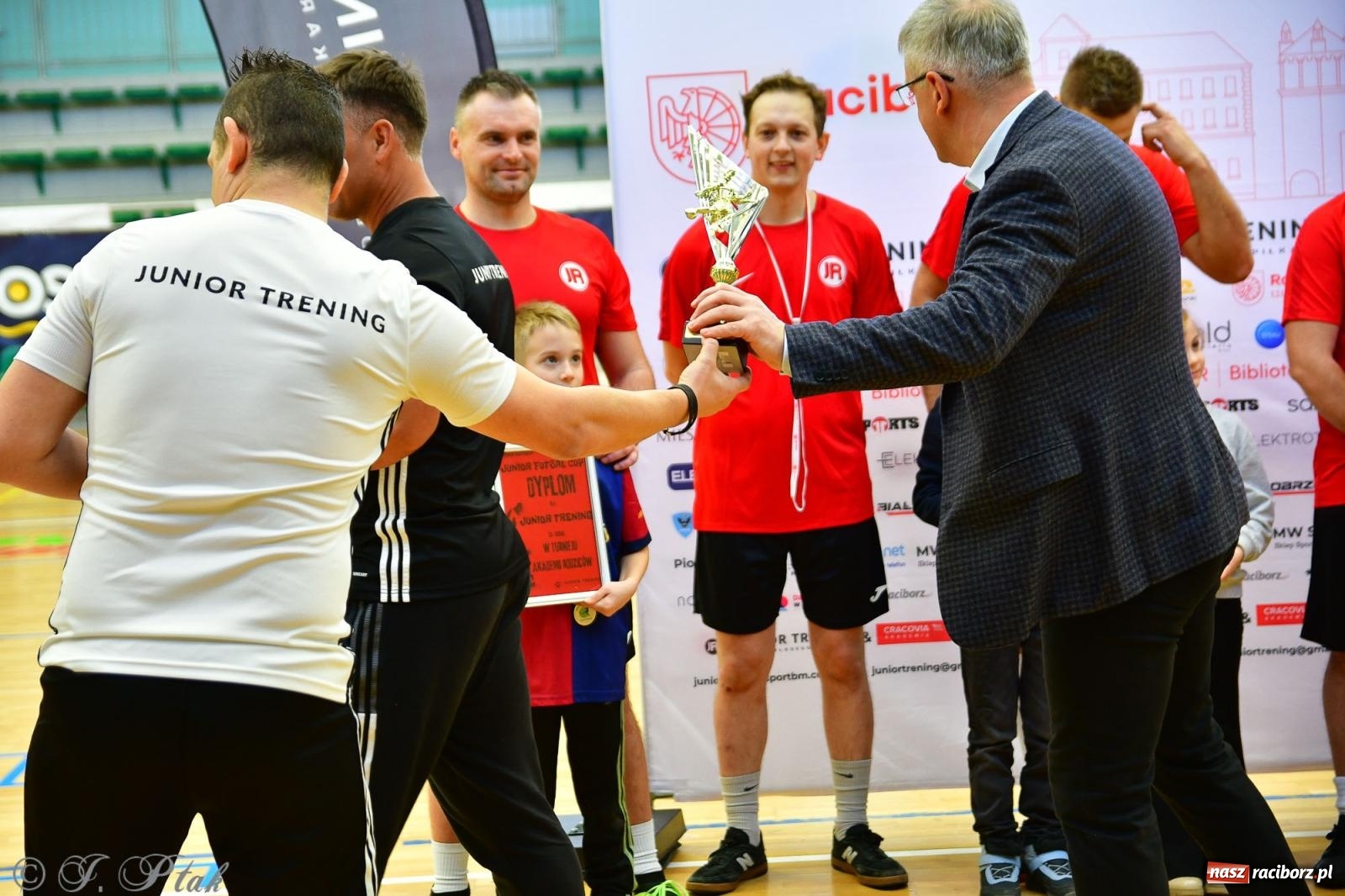 Zdjęcie w galerii na portalu naszraciborz.pl: Rodzice młodych piłkarzy rywalizowali w hali OSiR Racibórz [FOTO] wiadomości z regionu