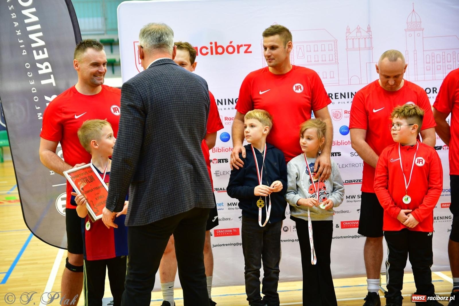 Zdjęcie w galerii na portalu naszraciborz.pl: Rodzice młodych piłkarzy rywalizowali w hali OSiR Racibórz [FOTO] wiadomości z regionu