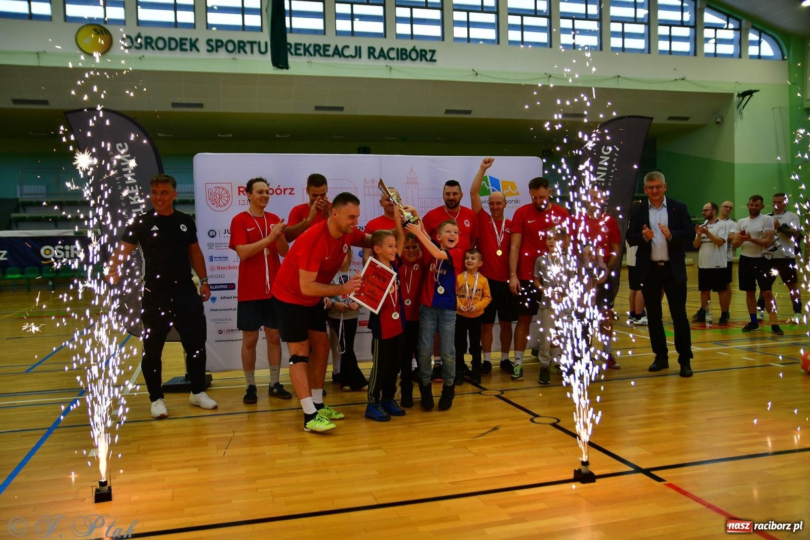 Zdjęcie w galerii na portalu naszraciborz.pl: Rodzice młodych piłkarzy rywalizowali w hali OSiR Racibórz [FOTO] wiadomości z regionu