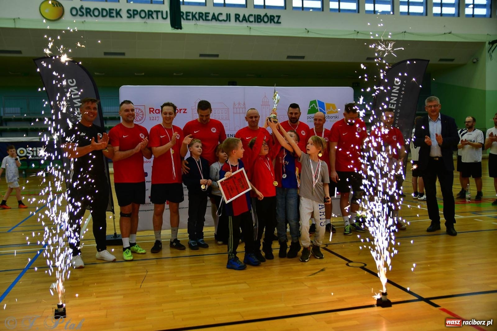 Zdjęcie w galerii na portalu naszraciborz.pl: Rodzice młodych piłkarzy rywalizowali w hali OSiR Racibórz [FOTO] wiadomości z regionu