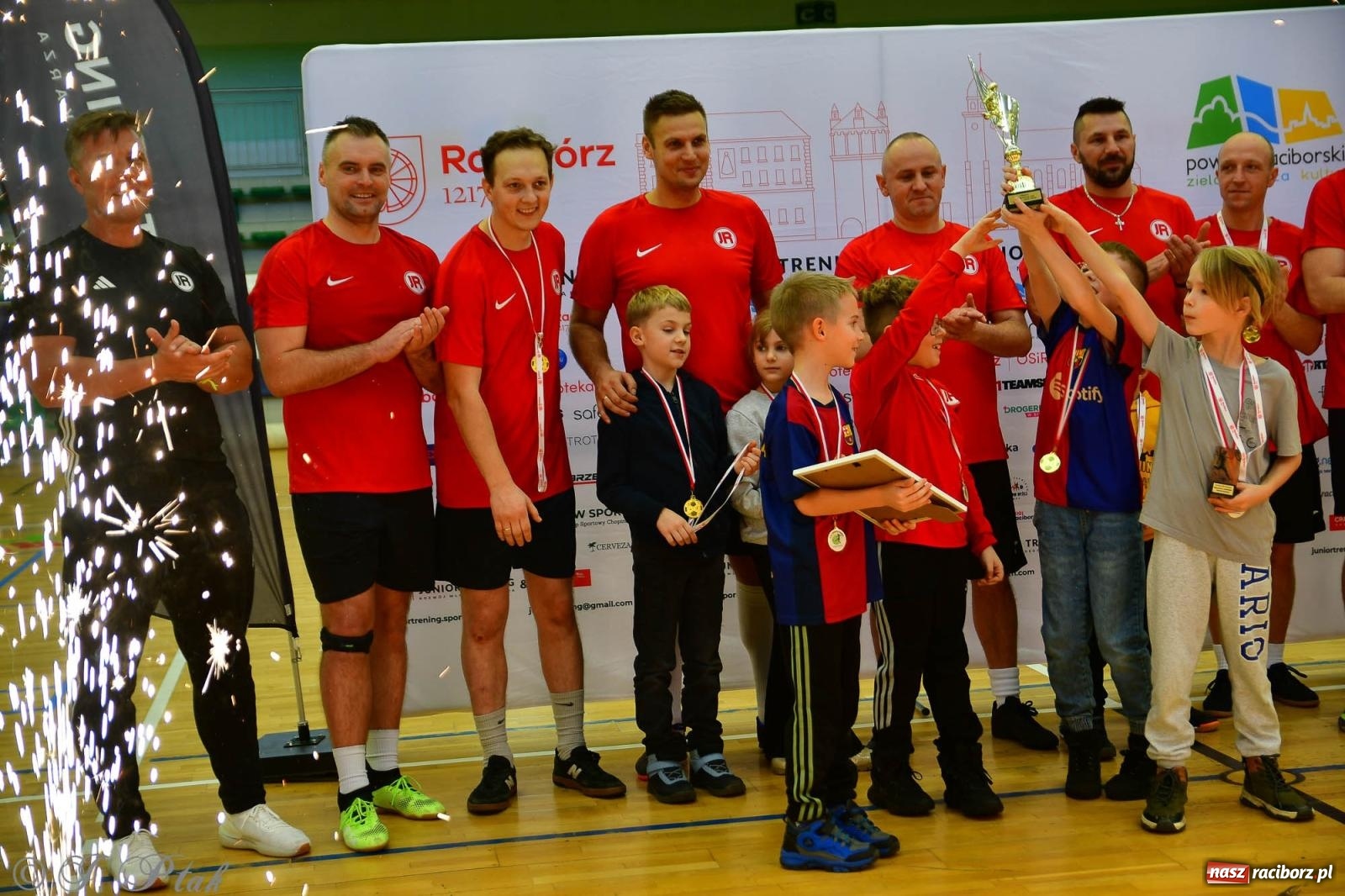 Zdjęcie w galerii na portalu naszraciborz.pl: Rodzice młodych piłkarzy rywalizowali w hali OSiR Racibórz [FOTO] wiadomości z regionu