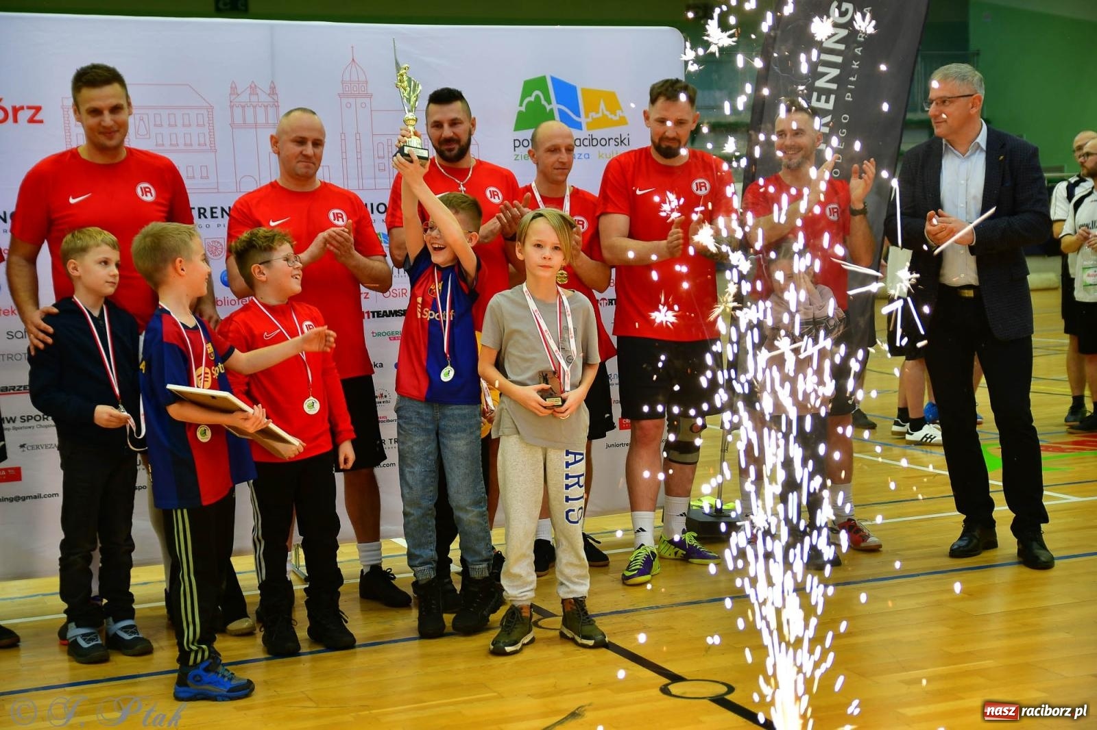 Zdjęcie w galerii na portalu naszraciborz.pl: Rodzice młodych piłkarzy rywalizowali w hali OSiR Racibórz [FOTO] wiadomości z regionu
