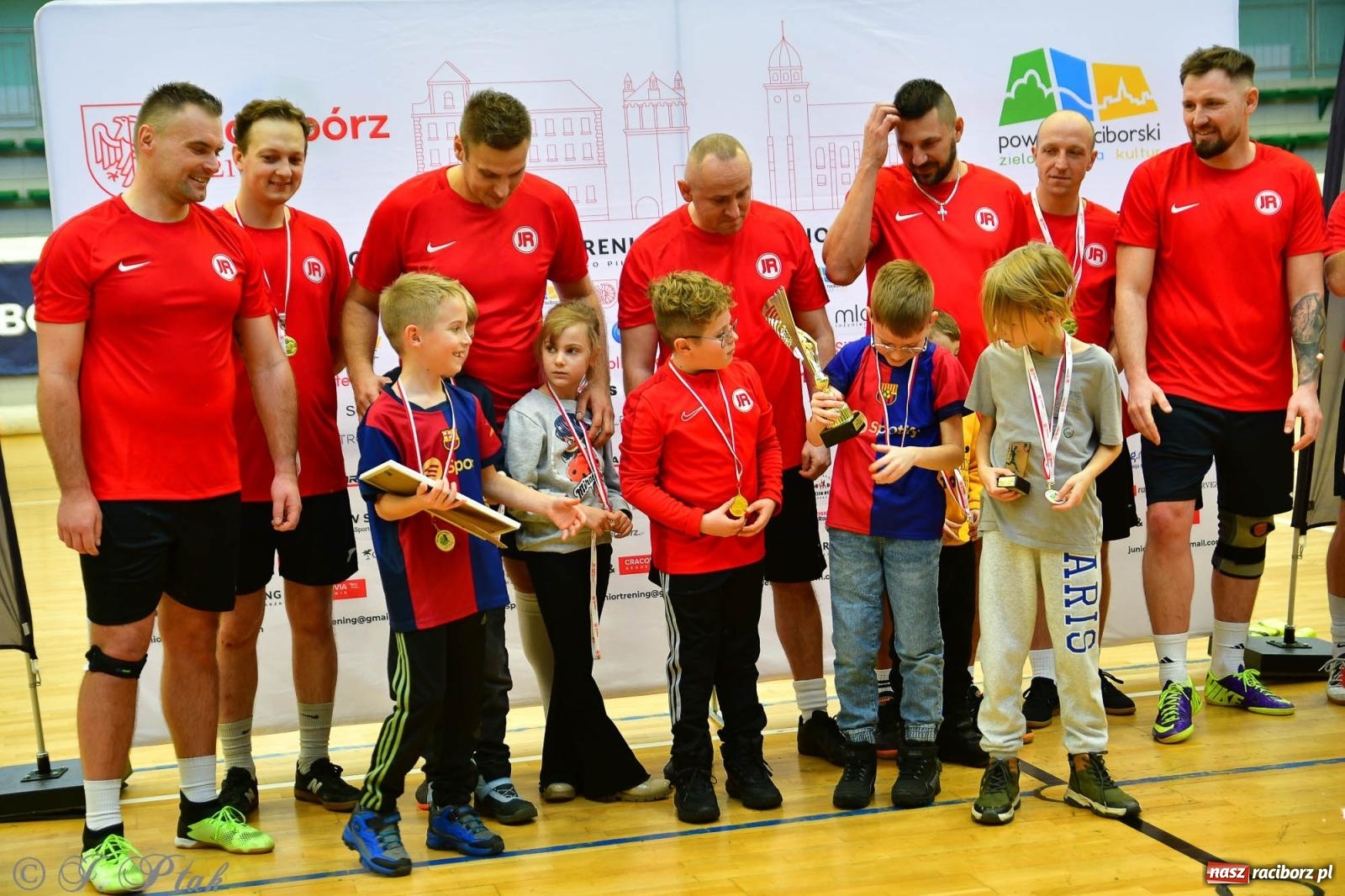 Zdjęcie w galerii na portalu naszraciborz.pl: Rodzice młodych piłkarzy rywalizowali w hali OSiR Racibórz [FOTO] wiadomości z regionu