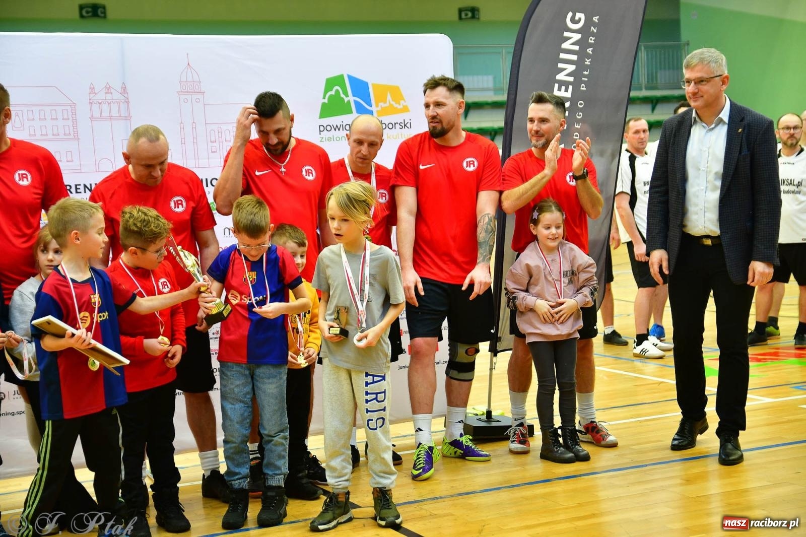 Zdjęcie w galerii na portalu naszraciborz.pl: Rodzice młodych piłkarzy rywalizowali w hali OSiR Racibórz [FOTO] wiadomości z regionu