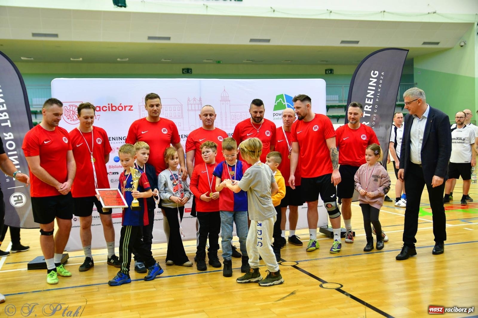Zdjęcie w galerii na portalu naszraciborz.pl: Rodzice młodych piłkarzy rywalizowali w hali OSiR Racibórz [FOTO] wiadomości z regionu