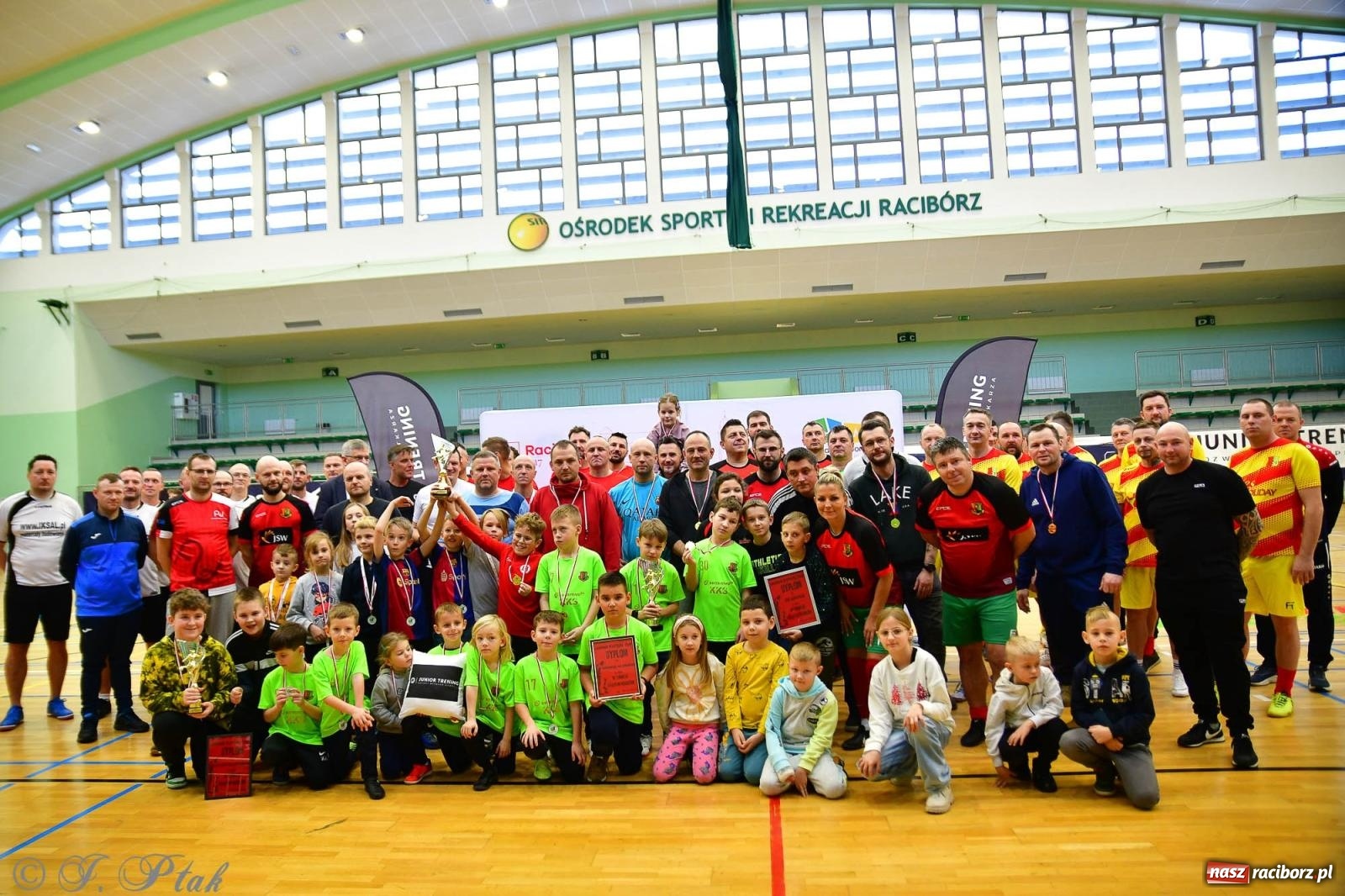 Zdjęcie w galerii na portalu naszraciborz.pl: Rodzice młodych piłkarzy rywalizowali w hali OSiR Racibórz [FOTO] wiadomości z regionu