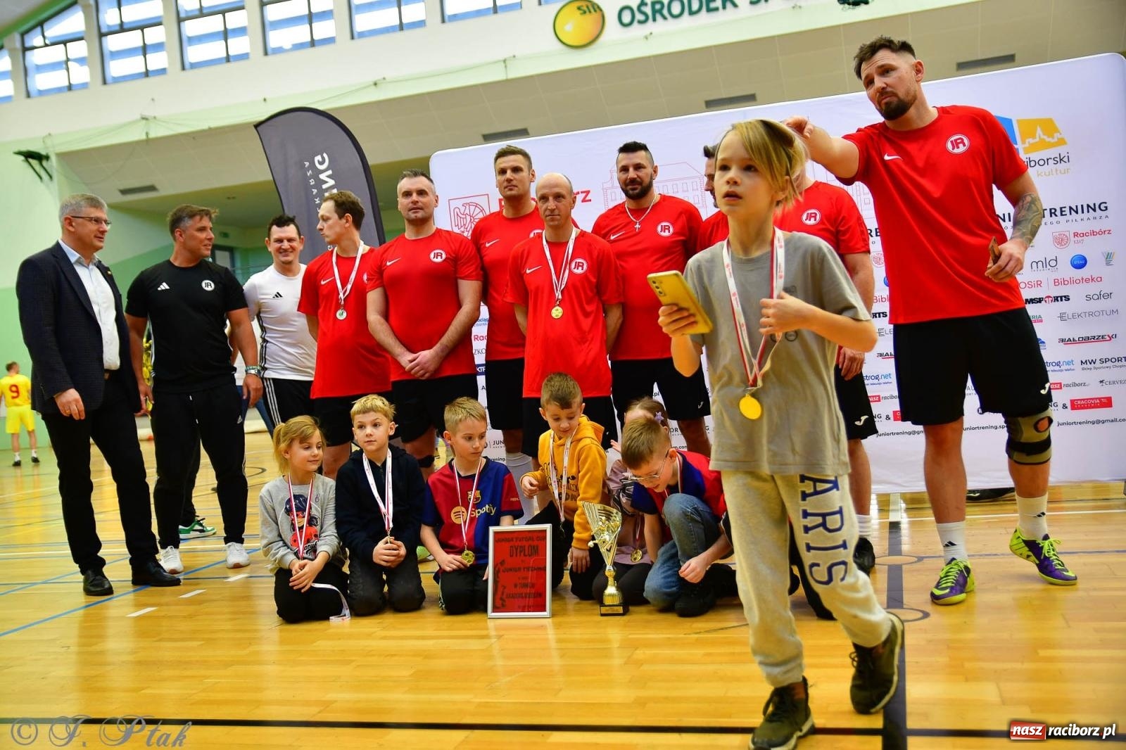 Zdjęcie w galerii na portalu naszraciborz.pl: Rodzice młodych piłkarzy rywalizowali w hali OSiR Racibórz [FOTO] wiadomości z regionu