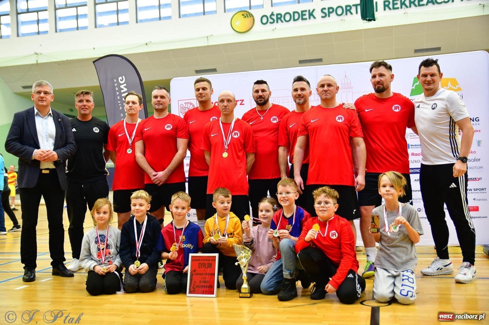 Zdjęcie w galerii na portalu naszraciborz.pl: Rodzice młodych piłkarzy rywalizowali w hali OSiR Racibórz [FOTO] wiadomości z regionu
