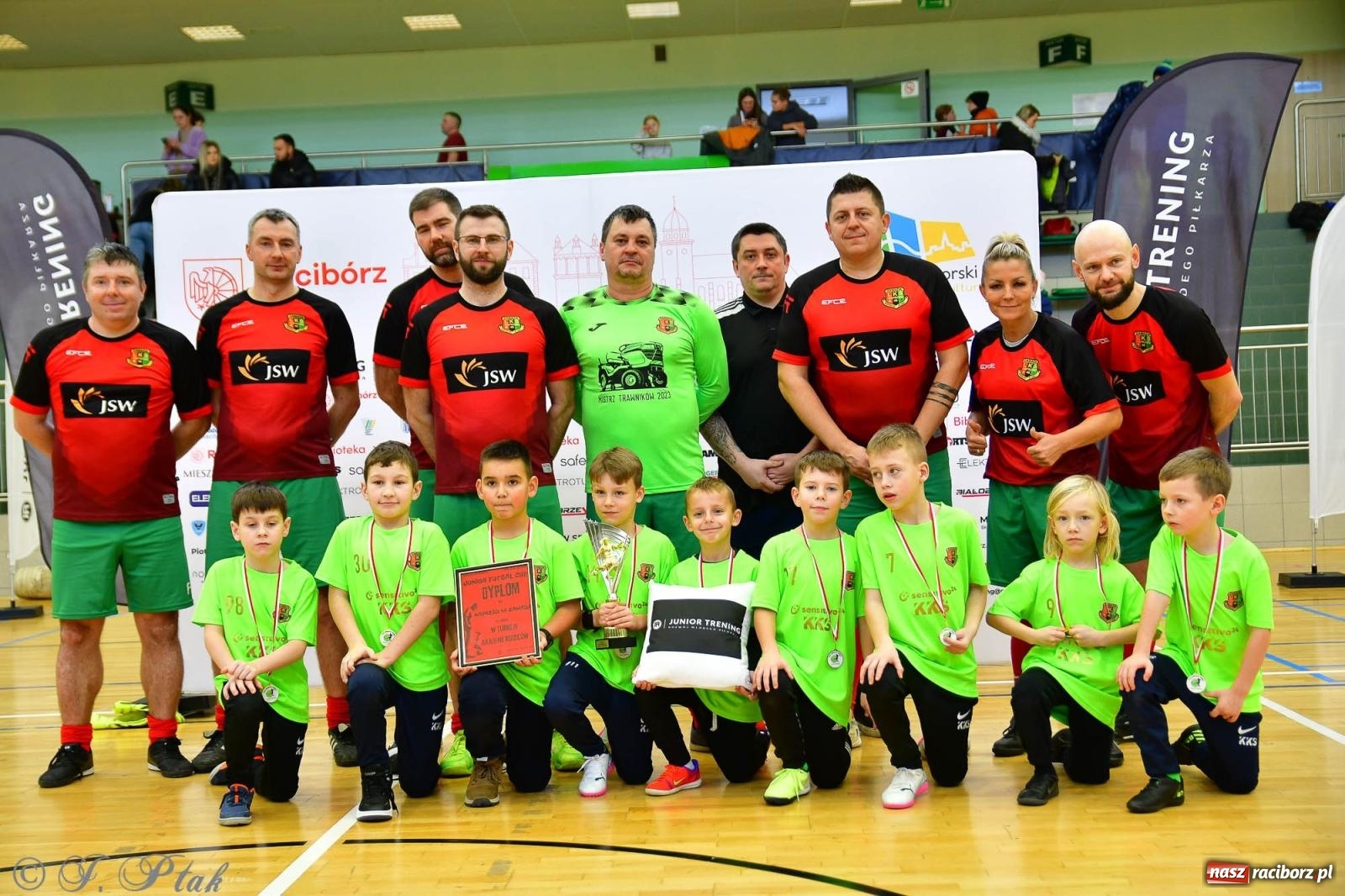 Zdjęcie w galerii na portalu naszraciborz.pl: Rodzice młodych piłkarzy rywalizowali w hali OSiR Racibórz [FOTO] wiadomości z regionu
