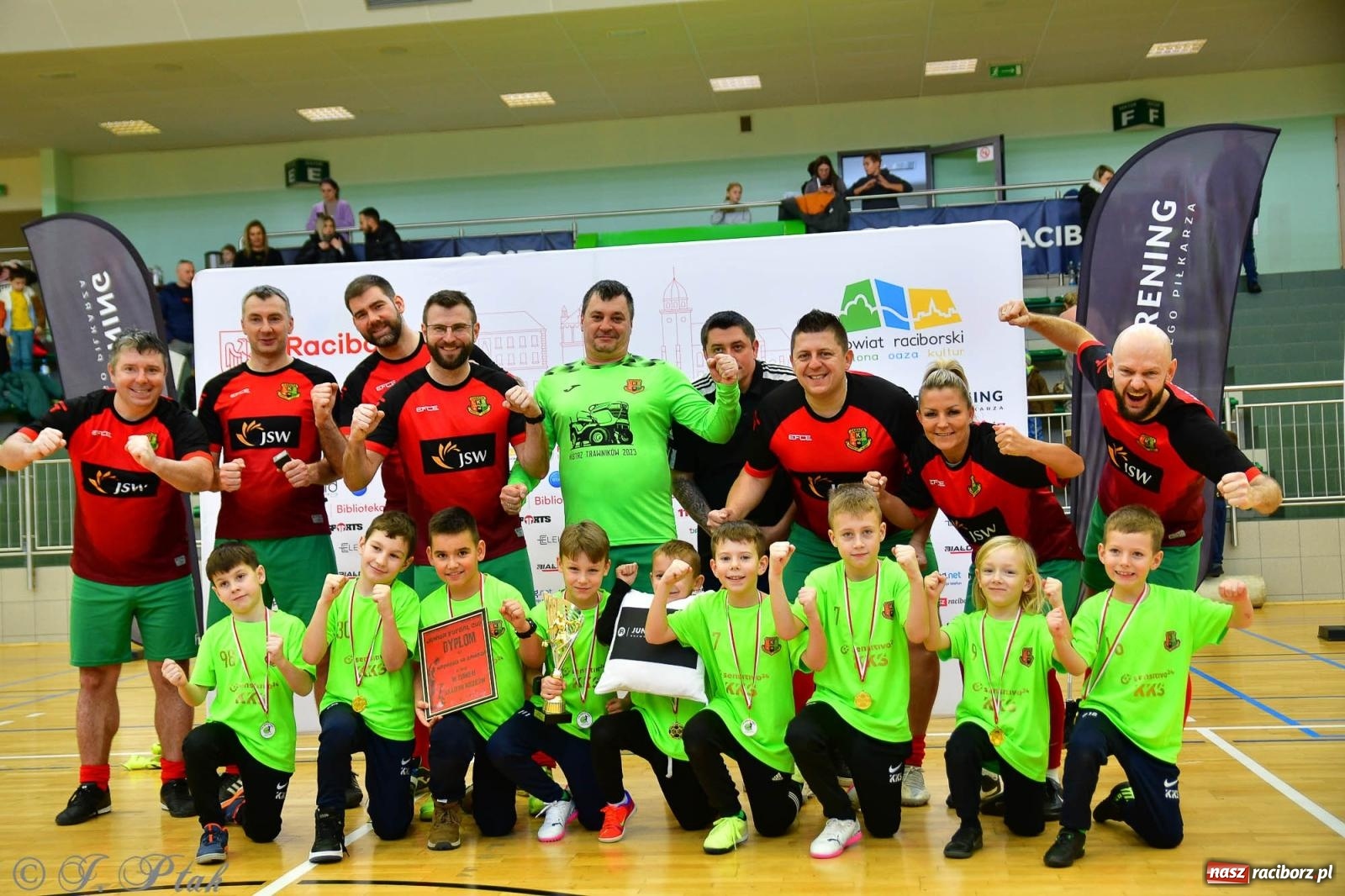 Zdjęcie w galerii na portalu naszraciborz.pl: Rodzice młodych piłkarzy rywalizowali w hali OSiR Racibórz [FOTO] wiadomości z regionu