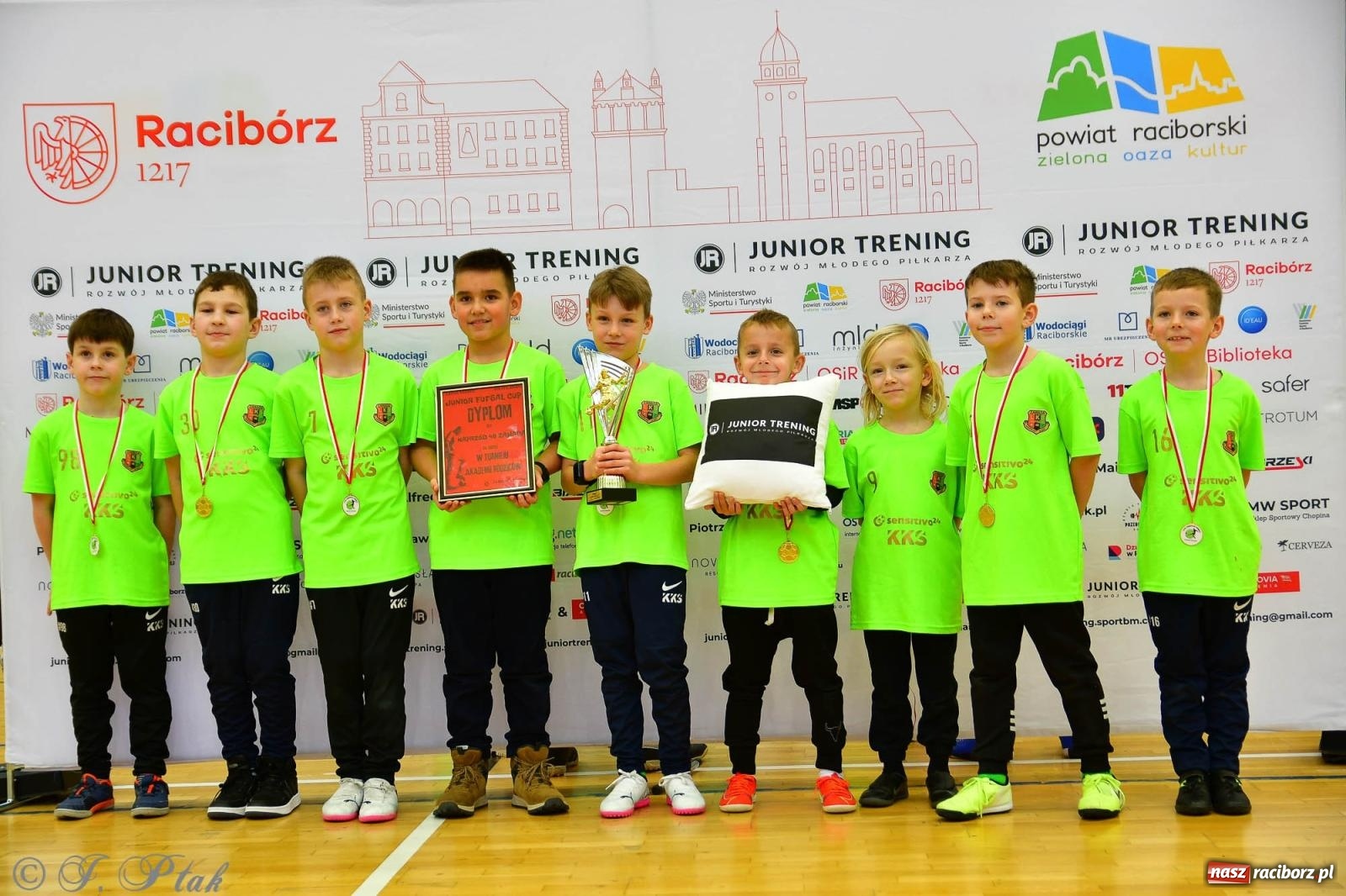 Zdjęcie w galerii na portalu naszraciborz.pl: Rodzice młodych piłkarzy rywalizowali w hali OSiR Racibórz [FOTO] wiadomości z regionu