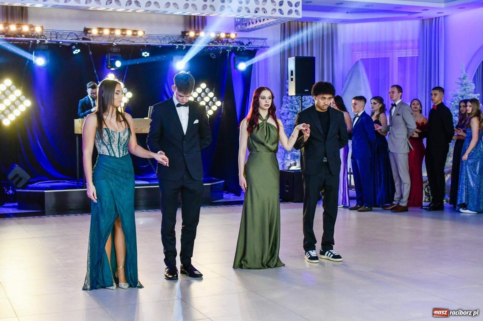 Zdjęcie w galerii na portalu naszraciborz.pl: Maturzyści z ZSOMS Racibórz rozpoczęli sezon studniówkowy w powiecie raciborskim [FOTO i WIDEO] wiadomości z regionu