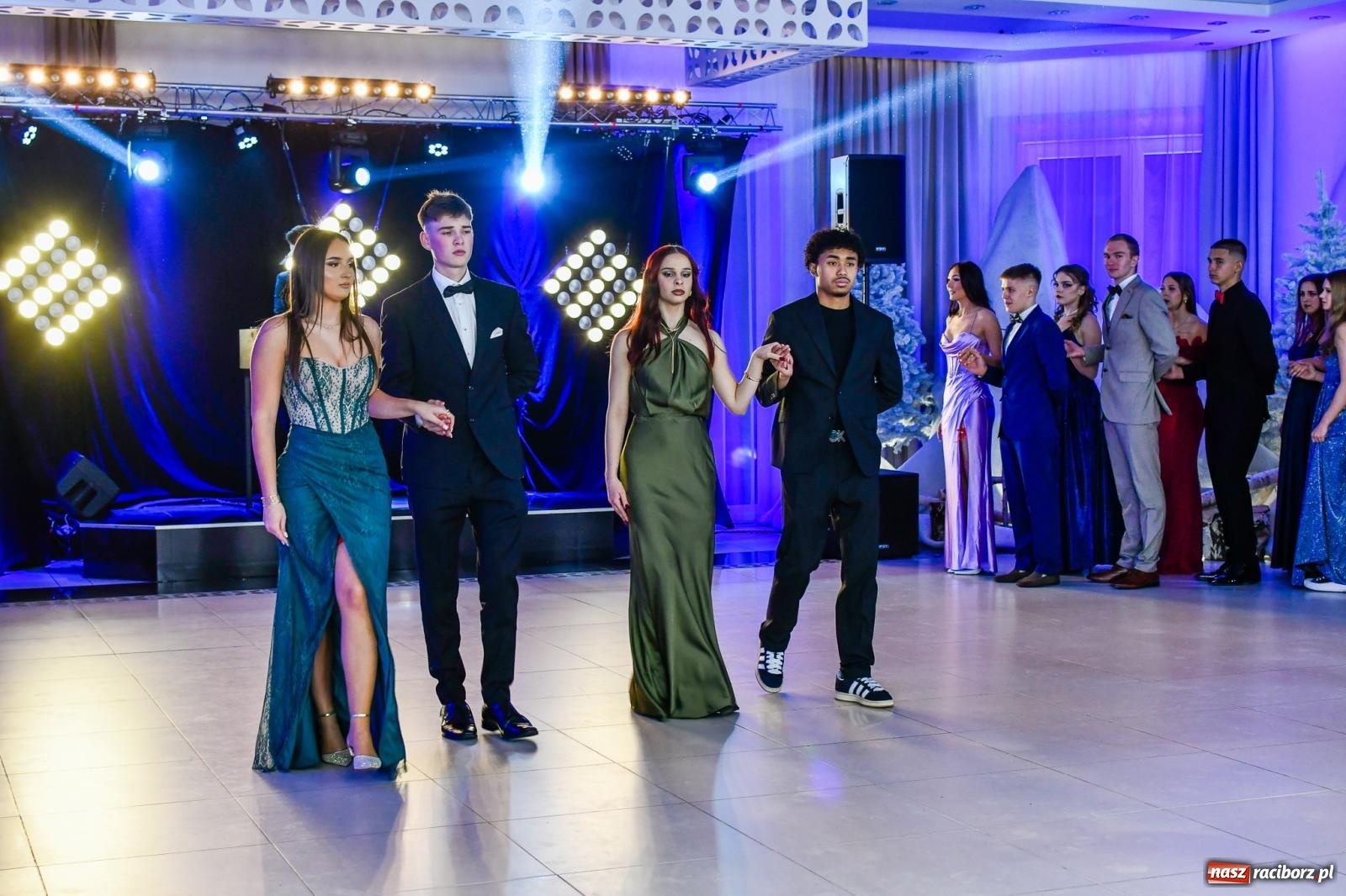 Zdjęcie w galerii na portalu naszraciborz.pl: Maturzyści z ZSOMS Racibórz rozpoczęli sezon studniówkowy w powiecie raciborskim [FOTO i WIDEO] wiadomości z regionu