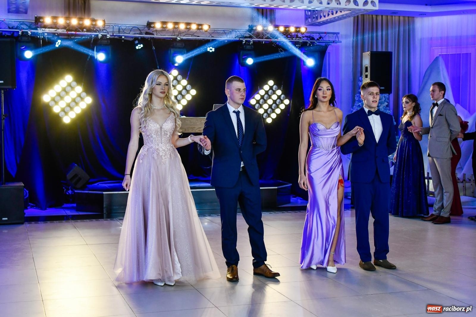 Zdjęcie w galerii na portalu naszraciborz.pl: Maturzyści z ZSOMS Racibórz rozpoczęli sezon studniówkowy w powiecie raciborskim [FOTO i WIDEO] wiadomości z regionu