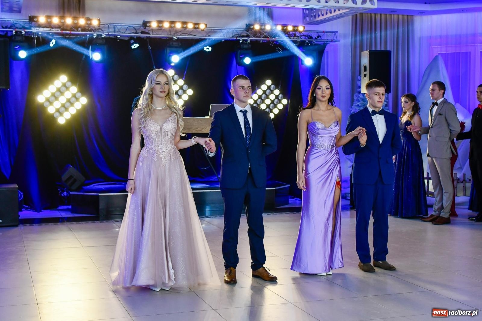 Zdjęcie w galerii na portalu naszraciborz.pl: Maturzyści z ZSOMS Racibórz rozpoczęli sezon studniówkowy w powiecie raciborskim [FOTO i WIDEO] wiadomości z regionu