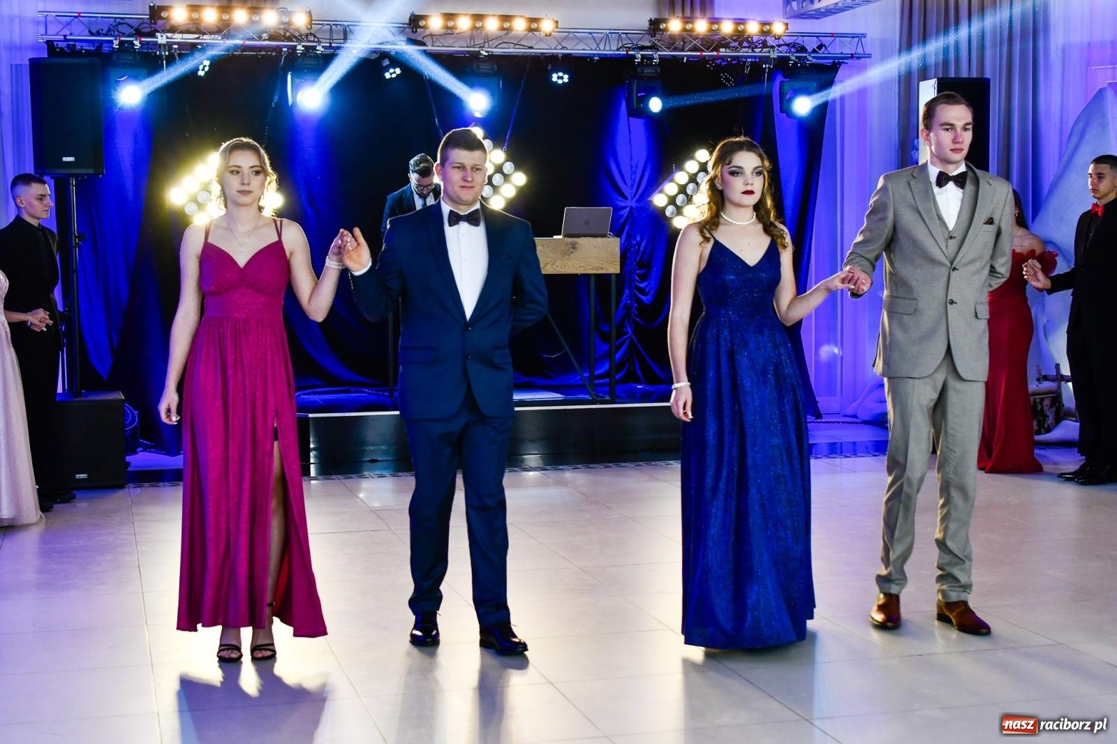 Zdjęcie w galerii na portalu naszraciborz.pl: Maturzyści z ZSOMS Racibórz rozpoczęli sezon studniówkowy w powiecie raciborskim [FOTO i WIDEO] wiadomości z regionu