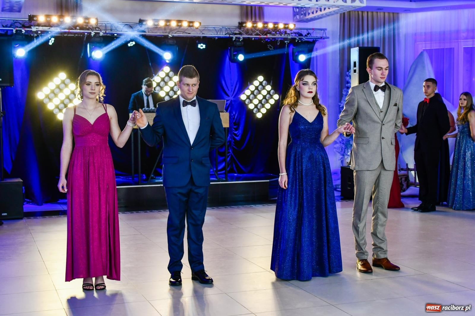 Zdjęcie w galerii na portalu naszraciborz.pl: Maturzyści z ZSOMS Racibórz rozpoczęli sezon studniówkowy w powiecie raciborskim [FOTO i WIDEO] wiadomości z regionu