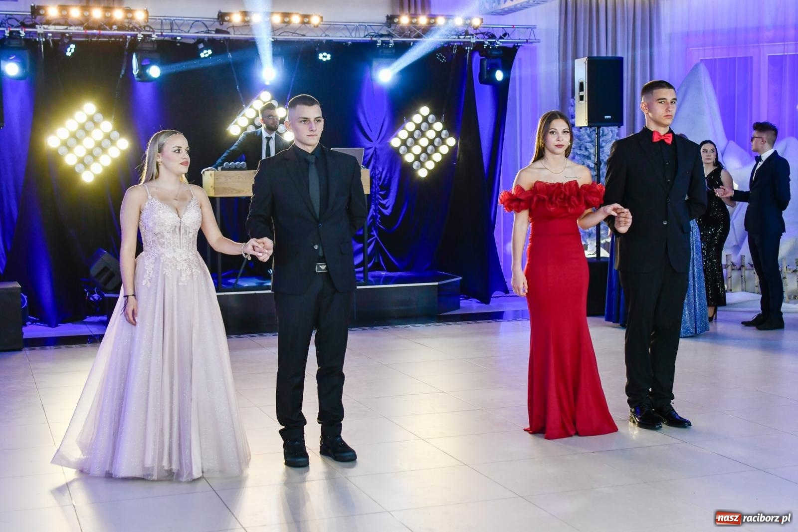 Zdjęcie w galerii na portalu naszraciborz.pl: Maturzyści z ZSOMS Racibórz rozpoczęli sezon studniówkowy w powiecie raciborskim [FOTO i WIDEO] wiadomości z regionu