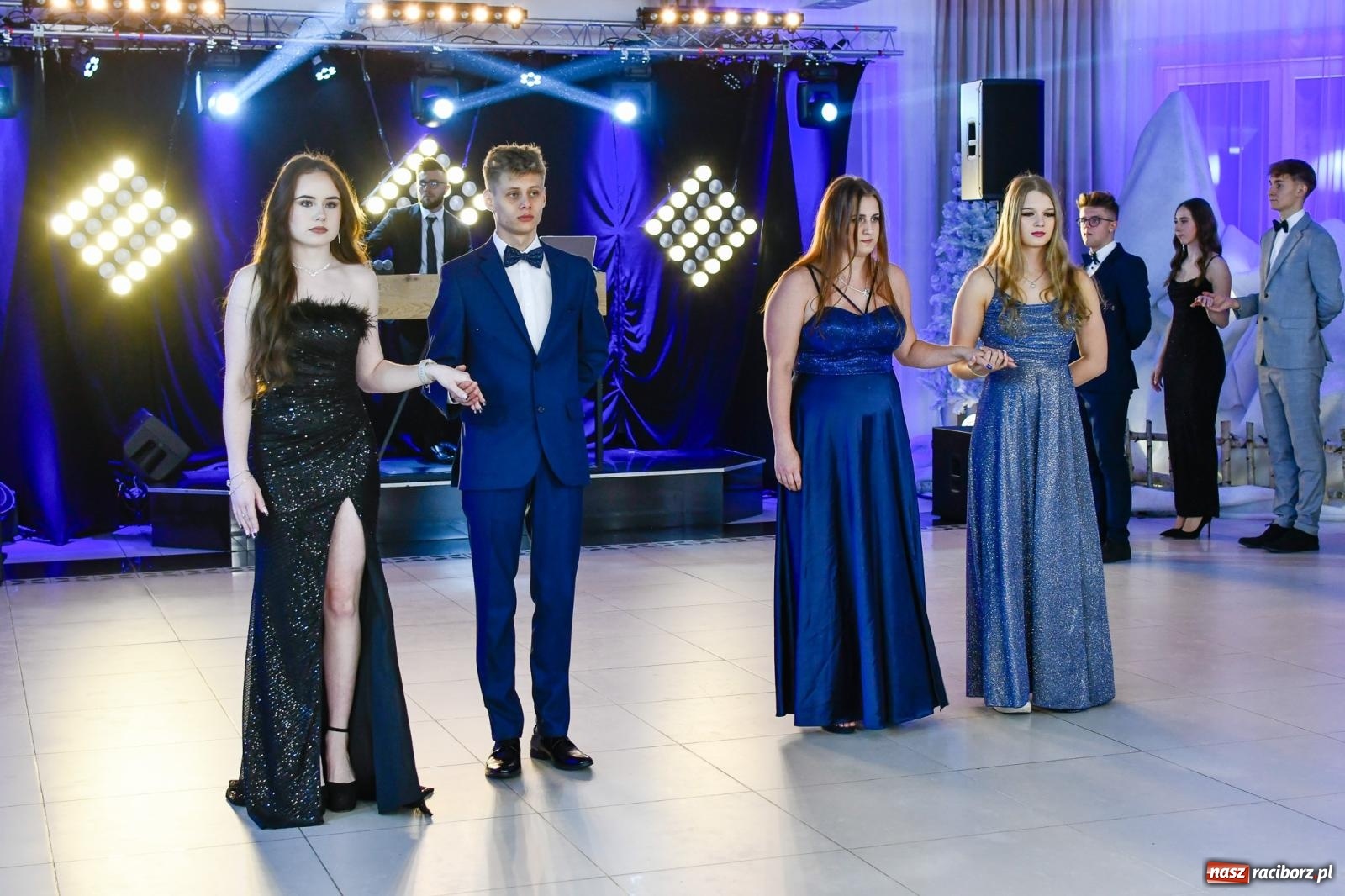 Zdjęcie w galerii na portalu naszraciborz.pl: Maturzyści z ZSOMS Racibórz rozpoczęli sezon studniówkowy w powiecie raciborskim [FOTO i WIDEO] wiadomości z regionu