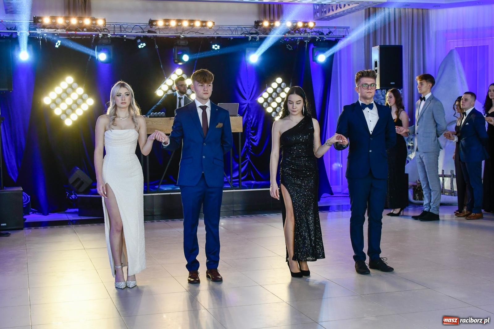 Zdjęcie w galerii na portalu naszraciborz.pl: Maturzyści z ZSOMS Racibórz rozpoczęli sezon studniówkowy w powiecie raciborskim [FOTO i WIDEO] wiadomości z regionu