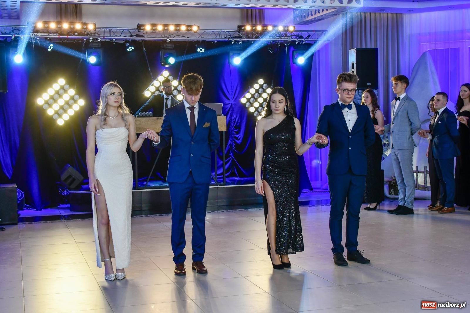 Zdjęcie w galerii na portalu naszraciborz.pl: Maturzyści z ZSOMS Racibórz rozpoczęli sezon studniówkowy w powiecie raciborskim [FOTO i WIDEO] wiadomości z regionu