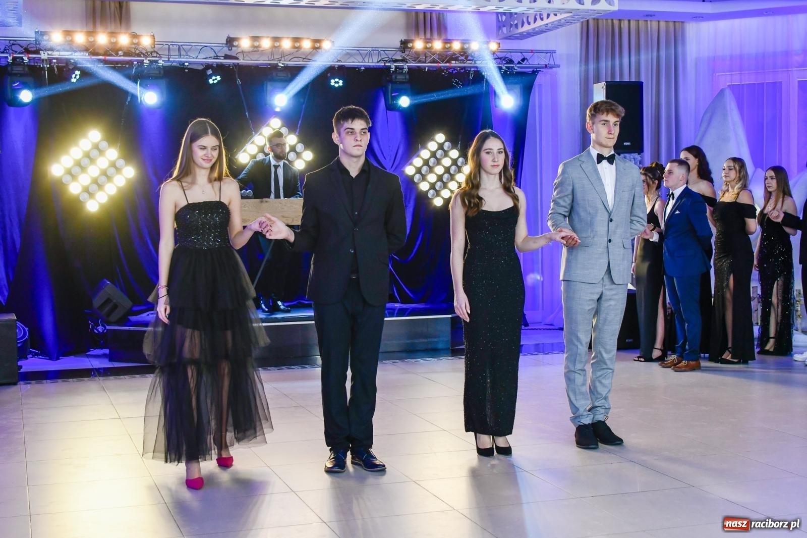 Zdjęcie w galerii na portalu naszraciborz.pl: Maturzyści z ZSOMS Racibórz rozpoczęli sezon studniówkowy w powiecie raciborskim [FOTO i WIDEO] wiadomości z regionu