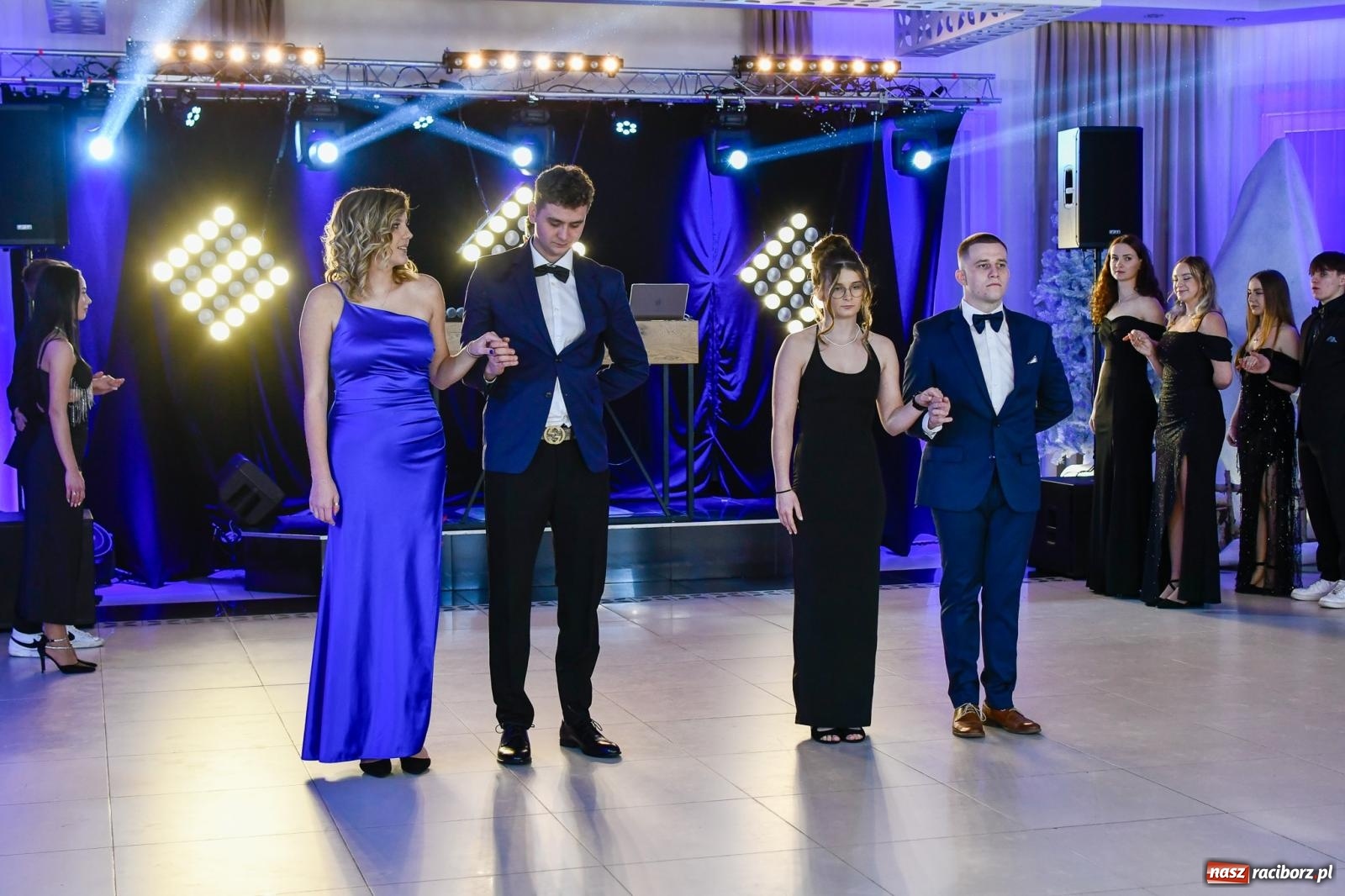 Zdjęcie w galerii na portalu naszraciborz.pl: Maturzyści z ZSOMS Racibórz rozpoczęli sezon studniówkowy w powiecie raciborskim [FOTO i WIDEO] wiadomości z regionu