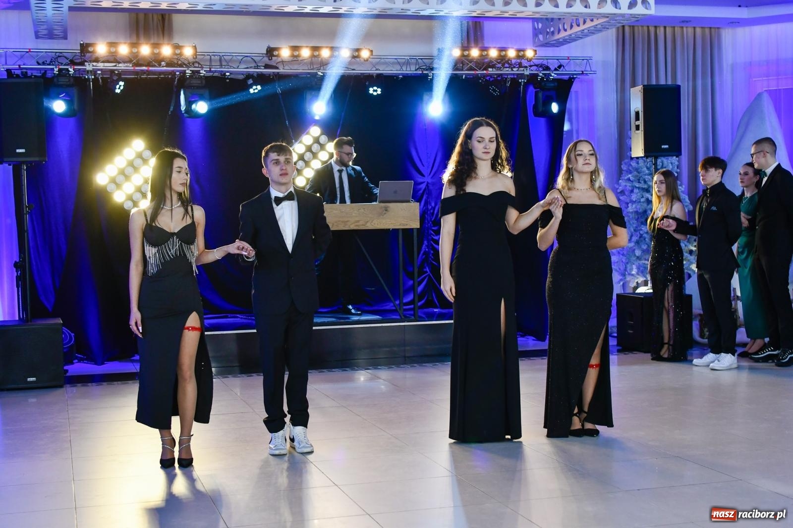 Zdjęcie w galerii na portalu naszraciborz.pl: Maturzyści z ZSOMS Racibórz rozpoczęli sezon studniówkowy w powiecie raciborskim [FOTO i WIDEO] wiadomości z regionu