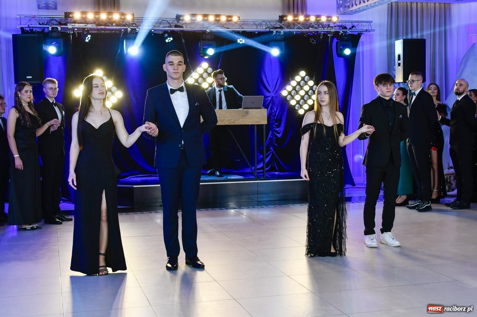 Zdjęcie w galerii na portalu naszraciborz.pl: Maturzyści z ZSOMS Racibórz rozpoczęli sezon studniówkowy w powiecie raciborskim [FOTO i WIDEO] wiadomości z regionu