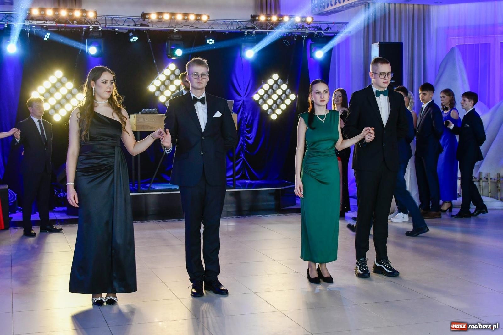 Zdjęcie w galerii na portalu naszraciborz.pl: Maturzyści z ZSOMS Racibórz rozpoczęli sezon studniówkowy w powiecie raciborskim [FOTO i WIDEO] wiadomości z regionu