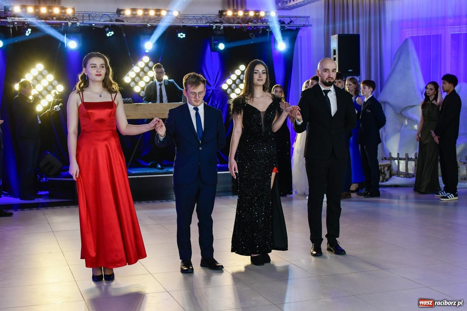 Zdjęcie w galerii na portalu naszraciborz.pl: Maturzyści z ZSOMS Racibórz rozpoczęli sezon studniówkowy w powiecie raciborskim [FOTO i WIDEO] wiadomości z regionu