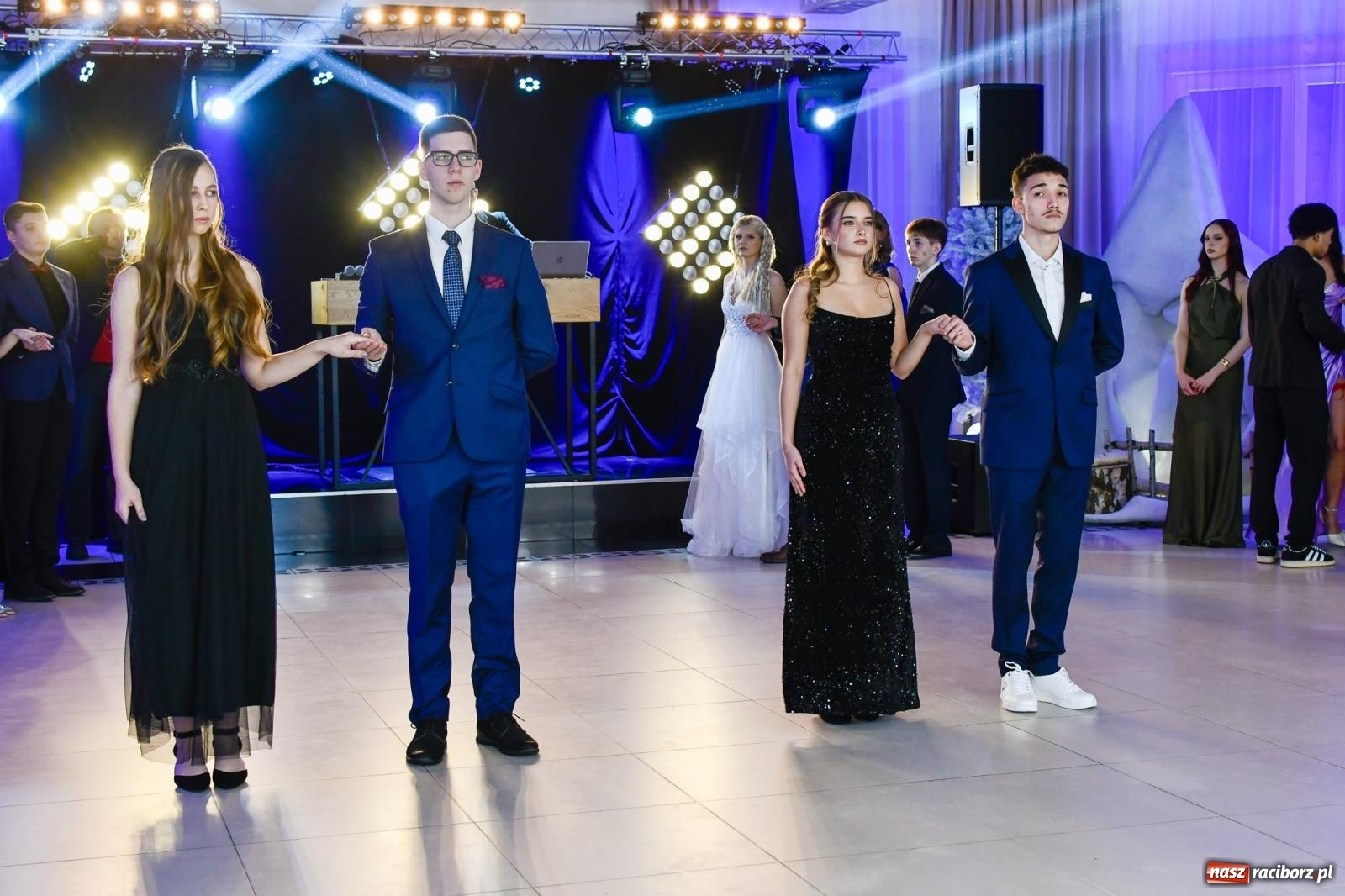 Zdjęcie w galerii na portalu naszraciborz.pl: Maturzyści z ZSOMS Racibórz rozpoczęli sezon studniówkowy w powiecie raciborskim [FOTO i WIDEO] wiadomości z regionu