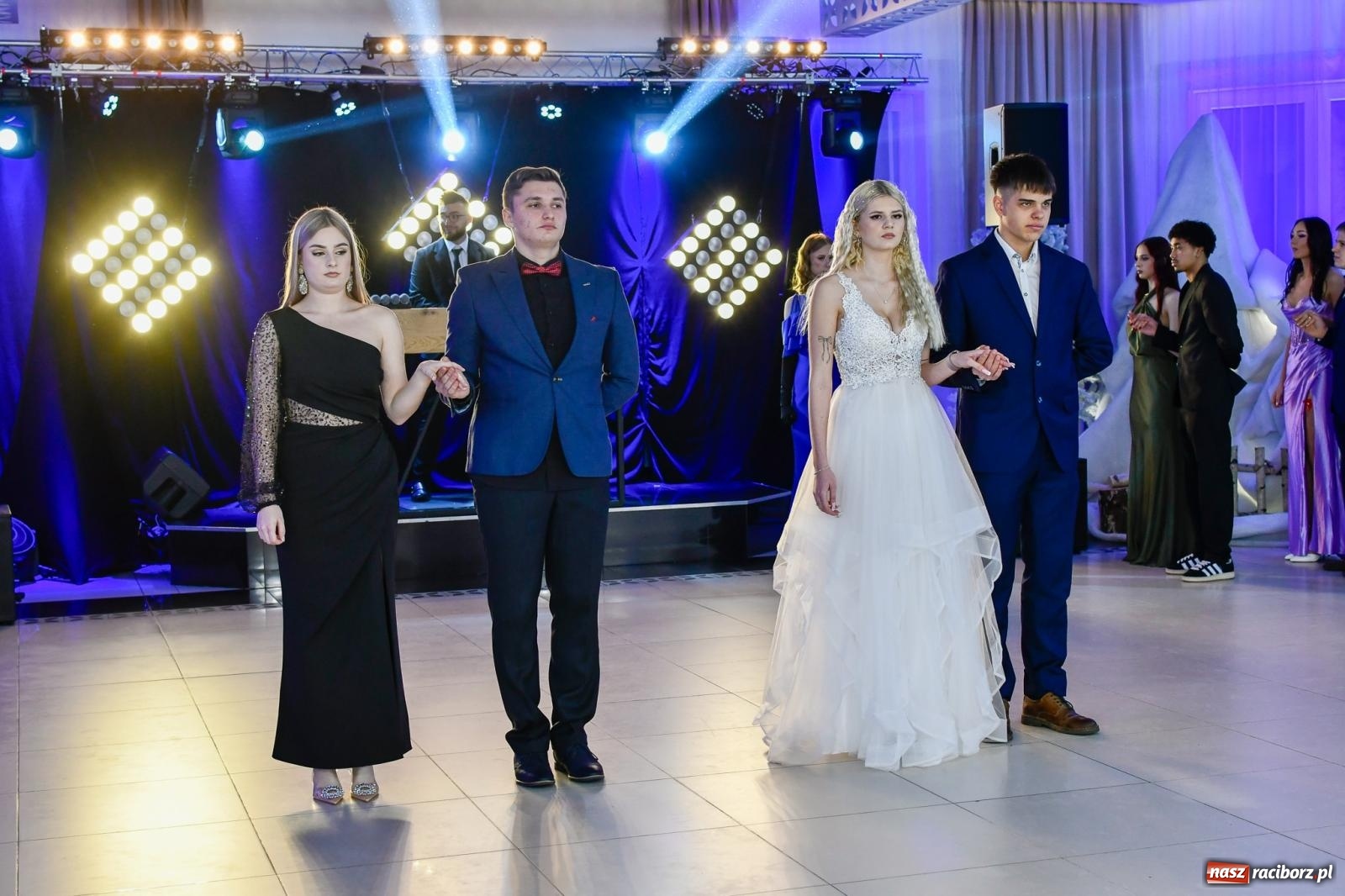 Zdjęcie w galerii na portalu naszraciborz.pl: Maturzyści z ZSOMS Racibórz rozpoczęli sezon studniówkowy w powiecie raciborskim [FOTO i WIDEO] wiadomości z regionu