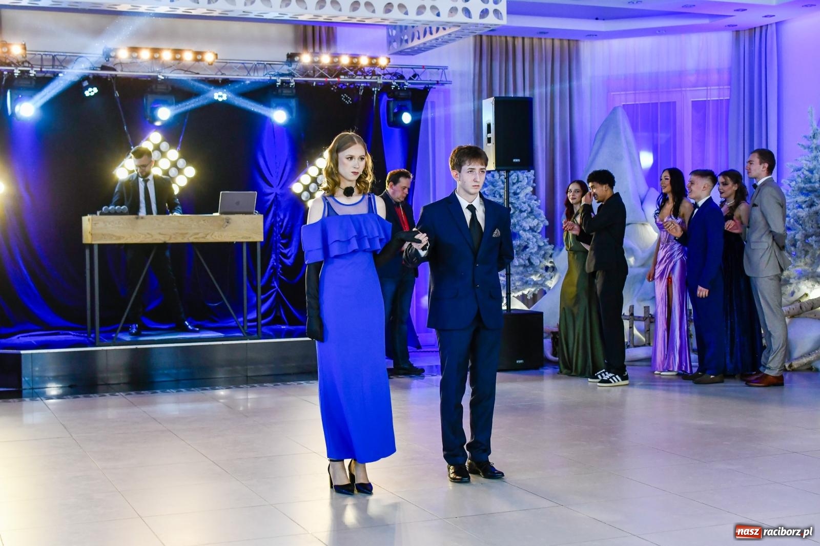 Zdjęcie w galerii na portalu naszraciborz.pl: Maturzyści z ZSOMS Racibórz rozpoczęli sezon studniówkowy w powiecie raciborskim [FOTO i WIDEO] wiadomości z regionu