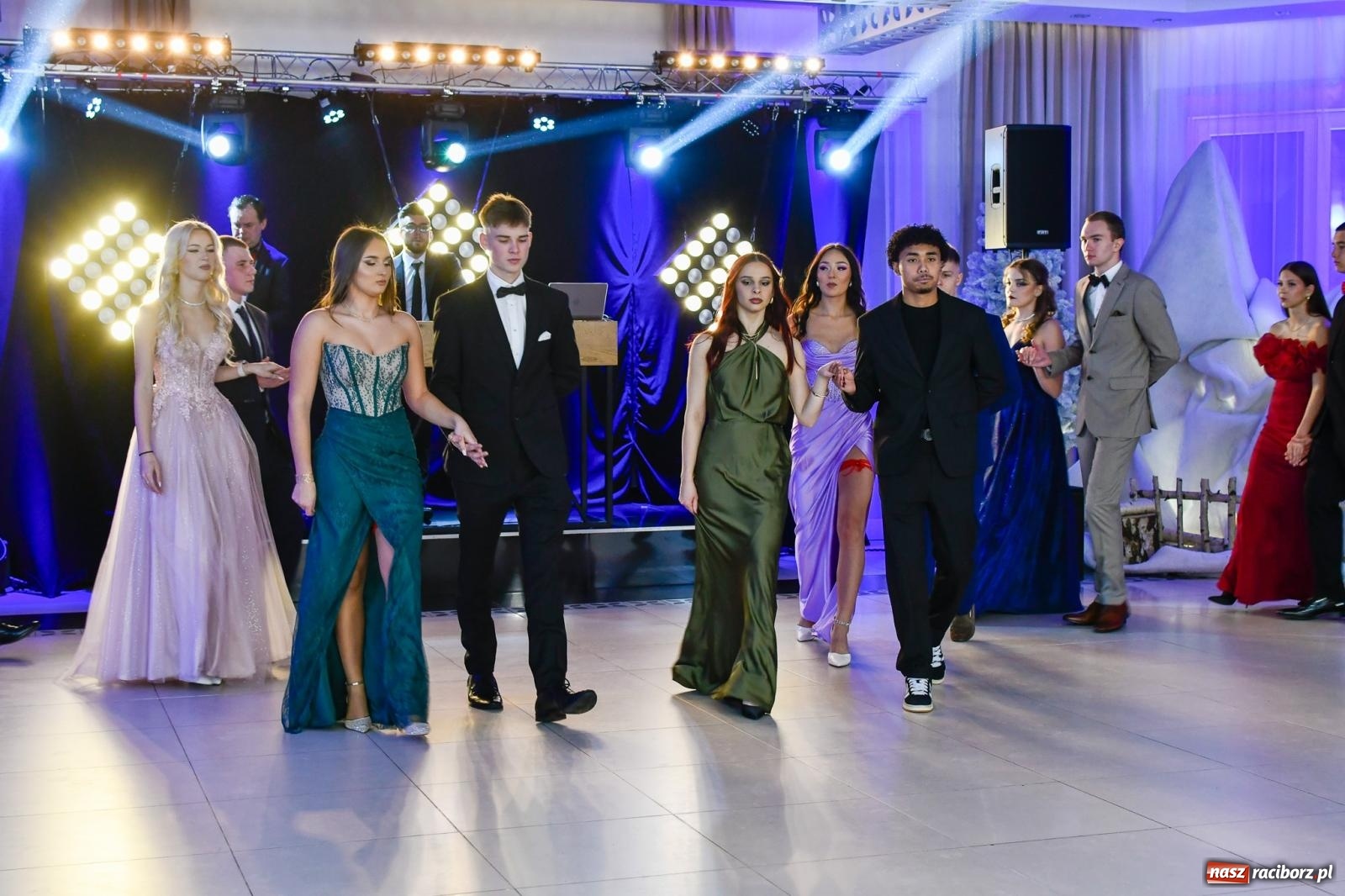 Zdjęcie w galerii na portalu naszraciborz.pl: Maturzyści z ZSOMS Racibórz rozpoczęli sezon studniówkowy w powiecie raciborskim [FOTO i WIDEO] wiadomości z regionu