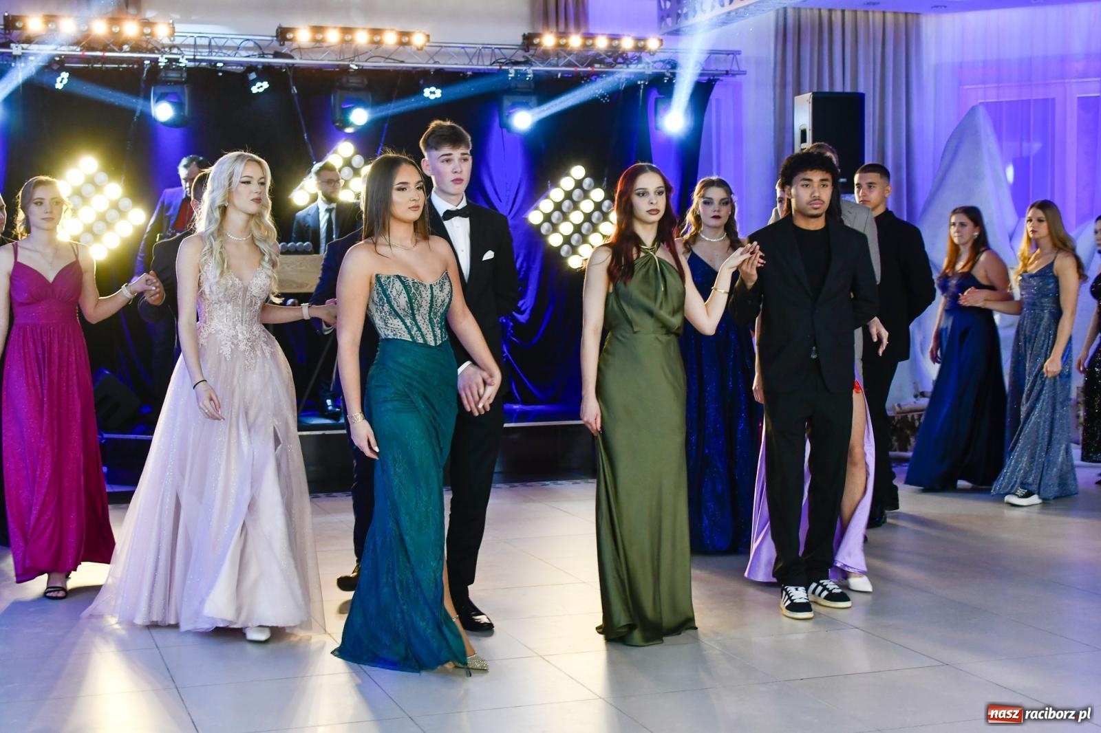 Zdjęcie w galerii na portalu naszraciborz.pl: Maturzyści z ZSOMS Racibórz rozpoczęli sezon studniówkowy w powiecie raciborskim [FOTO i WIDEO] wiadomości z regionu