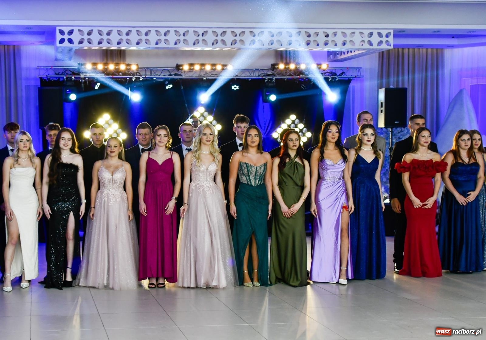 Zdjęcie w galerii na portalu naszraciborz.pl: Maturzyści z ZSOMS Racibórz rozpoczęli sezon studniówkowy w powiecie raciborskim [FOTO i WIDEO] wiadomości z regionu