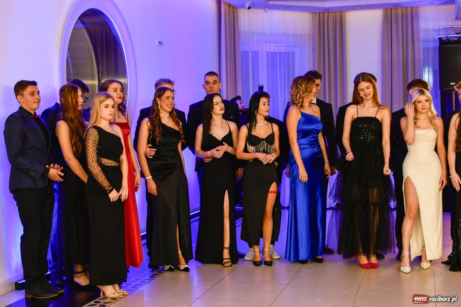 Zdjęcie w galerii na portalu naszraciborz.pl: Maturzyści z ZSOMS Racibórz rozpoczęli sezon studniówkowy w powiecie raciborskim [FOTO i WIDEO] wiadomości z regionu