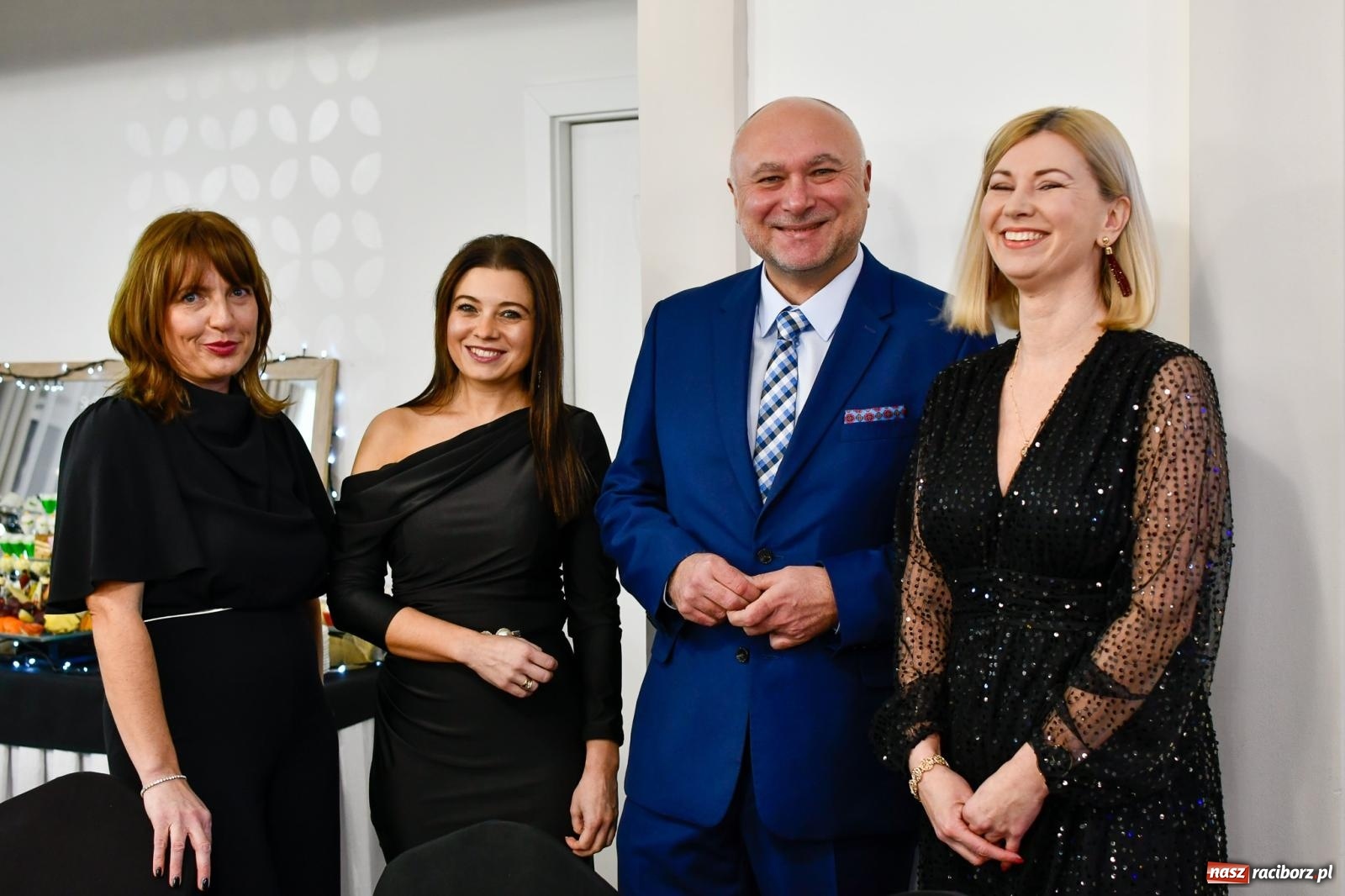 Zdjęcie w galerii na portalu naszraciborz.pl: Maturzyści z ZSOMS Racibórz rozpoczęli sezon studniówkowy w powiecie raciborskim [FOTO i WIDEO] wiadomości z regionu