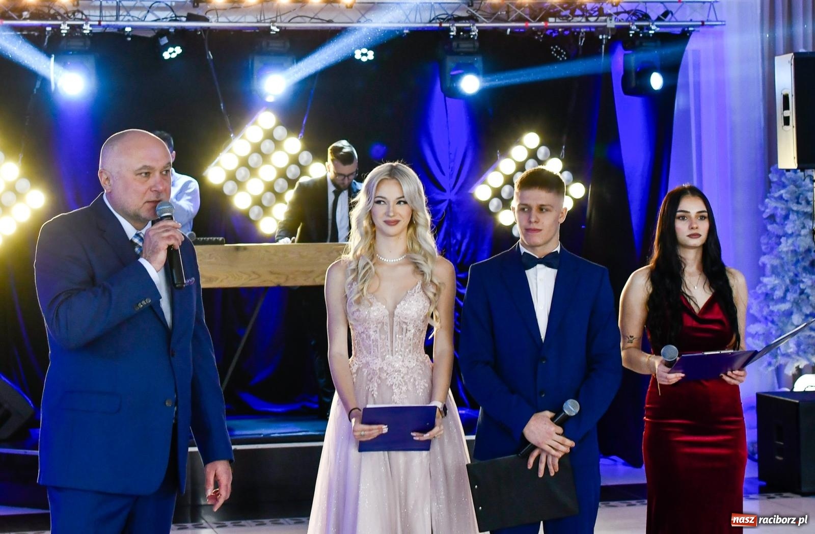 Zdjęcie w galerii na portalu naszraciborz.pl: Maturzyści z ZSOMS Racibórz rozpoczęli sezon studniówkowy w powiecie raciborskim [FOTO i WIDEO] wiadomości z regionu