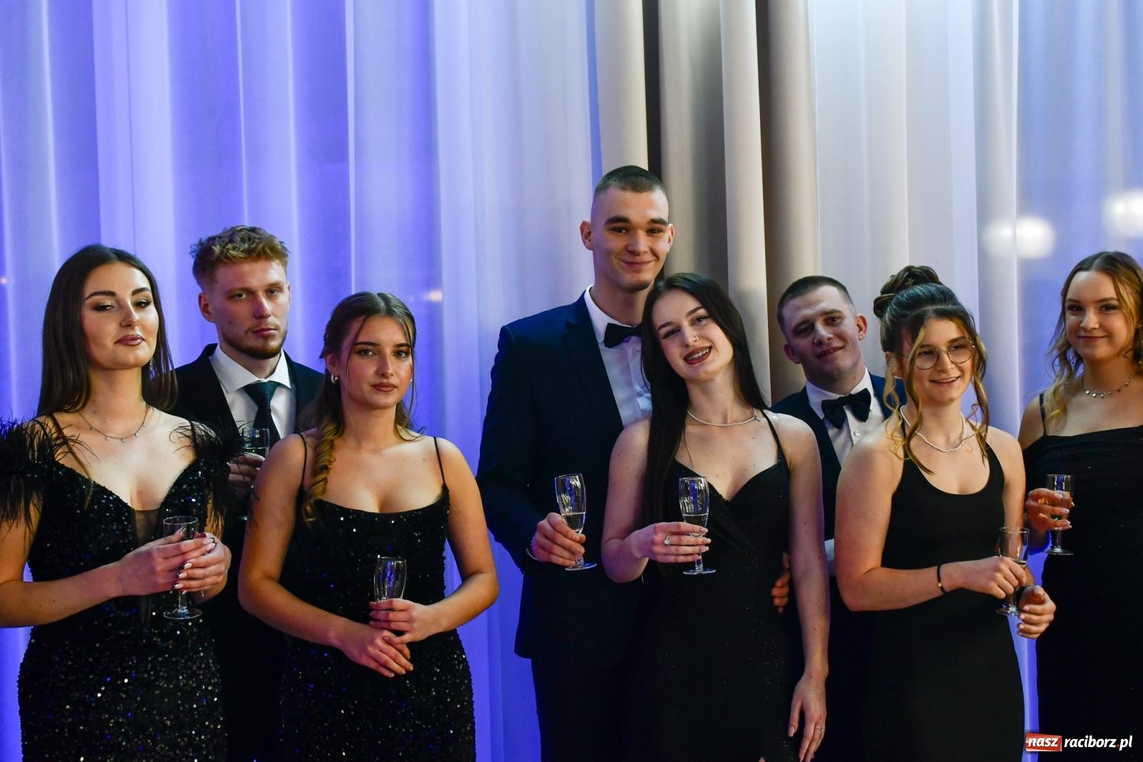 Zdjęcie w galerii na portalu naszraciborz.pl: Maturzyści z ZSOMS Racibórz rozpoczęli sezon studniówkowy w powiecie raciborskim [FOTO i WIDEO] wiadomości z regionu