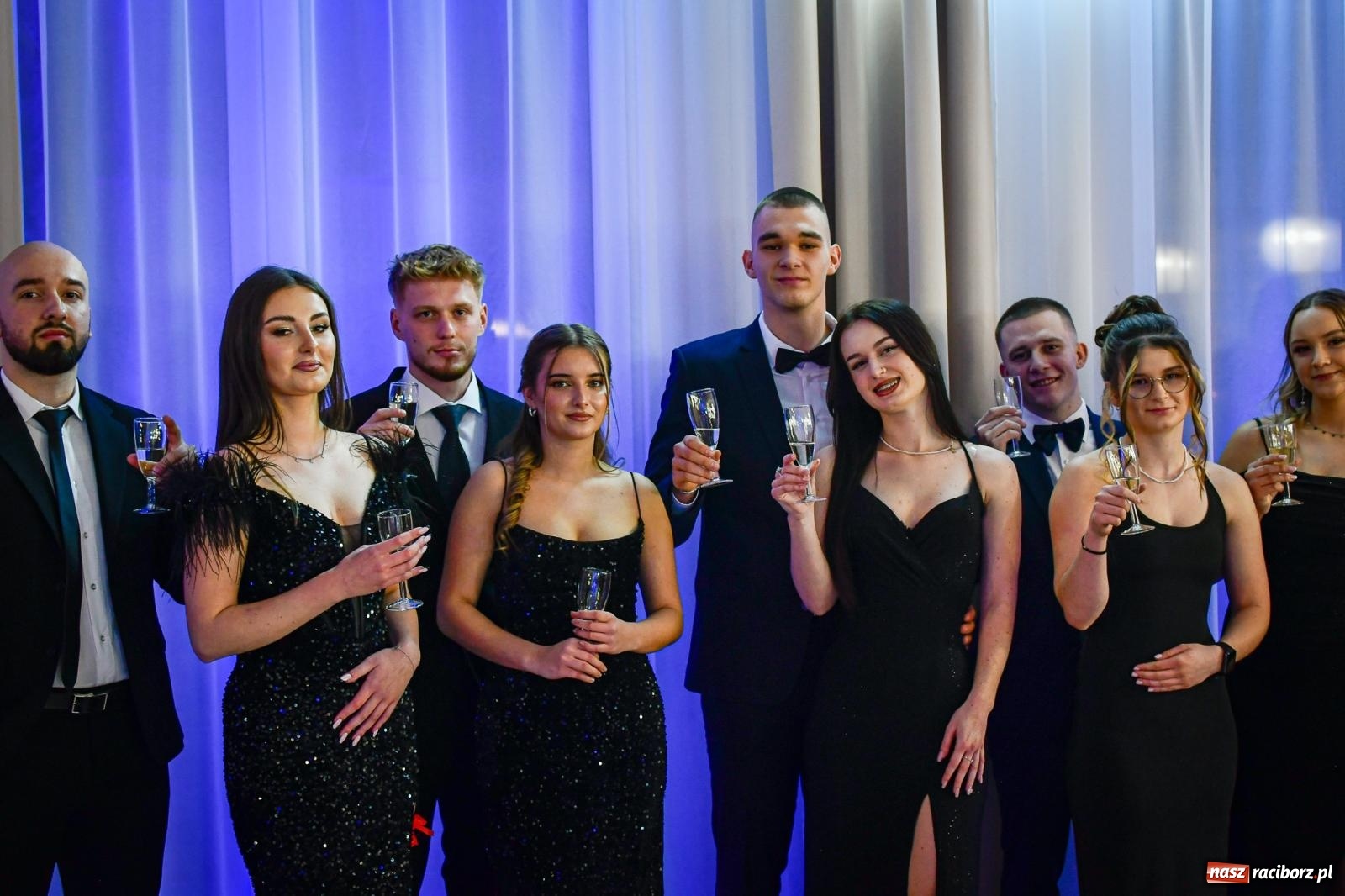 Zdjęcie w galerii na portalu naszraciborz.pl: Maturzyści z ZSOMS Racibórz rozpoczęli sezon studniówkowy w powiecie raciborskim [FOTO i WIDEO] wiadomości z regionu