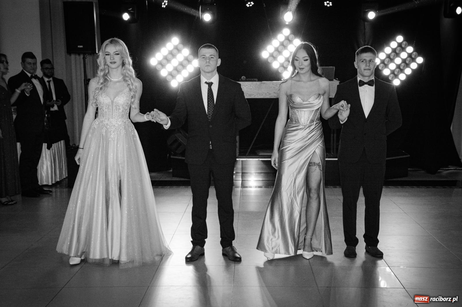 Zdjęcie w galerii na portalu naszraciborz.pl: Maturzyści z ZSOMS Racibórz rozpoczęli sezon studniówkowy w powiecie raciborskim [FOTO i WIDEO] wiadomości z regionu